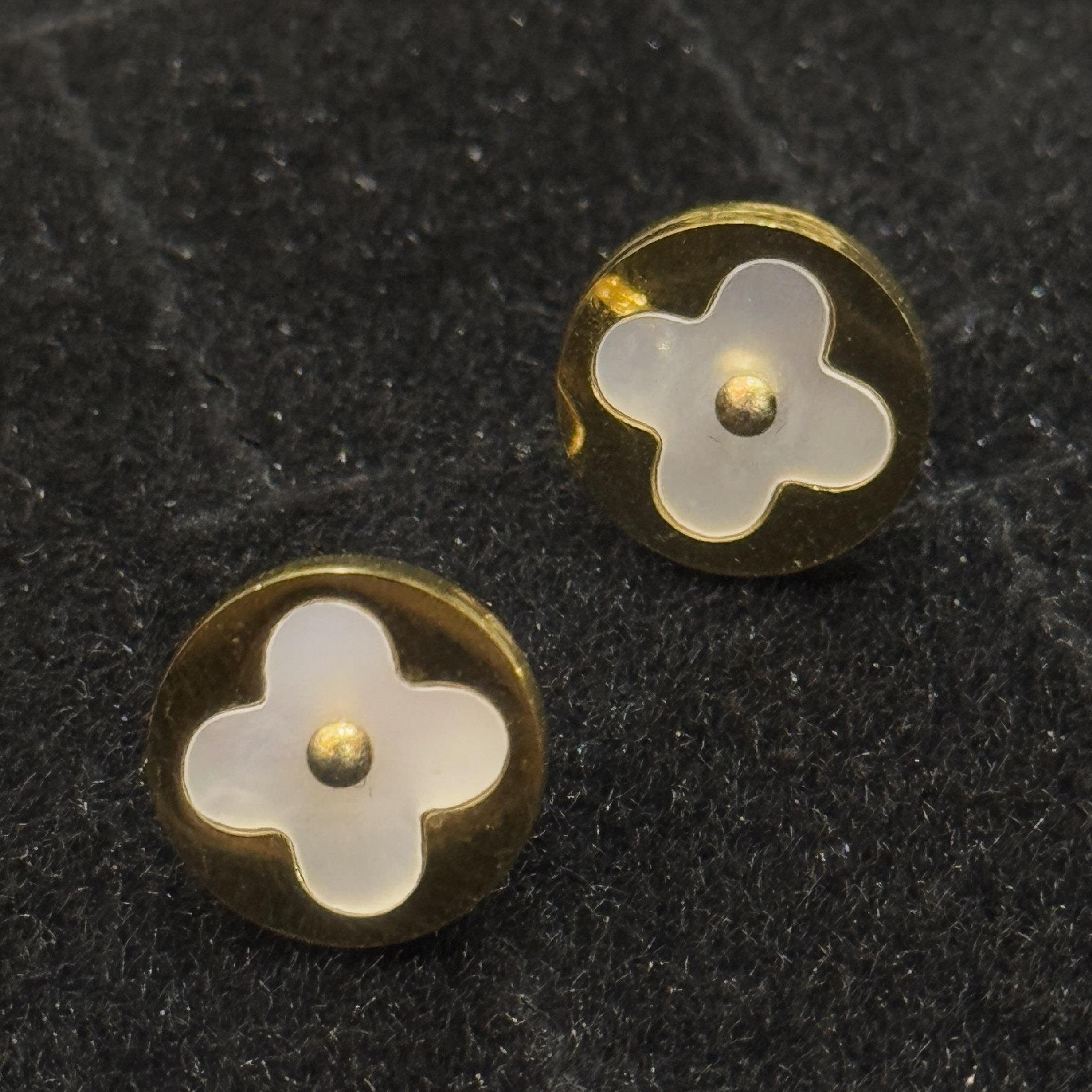 khuyên kiểu cặp titan tròn vàng hoa bốn cánh trắng