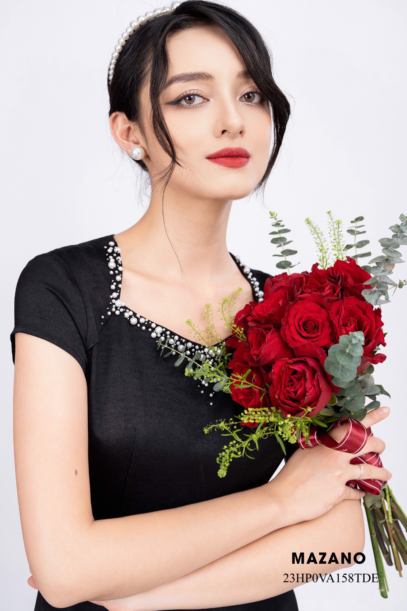 Đầm thân ôm chân rủ dài cổ kim cương đính trang trí_thumbnail_2