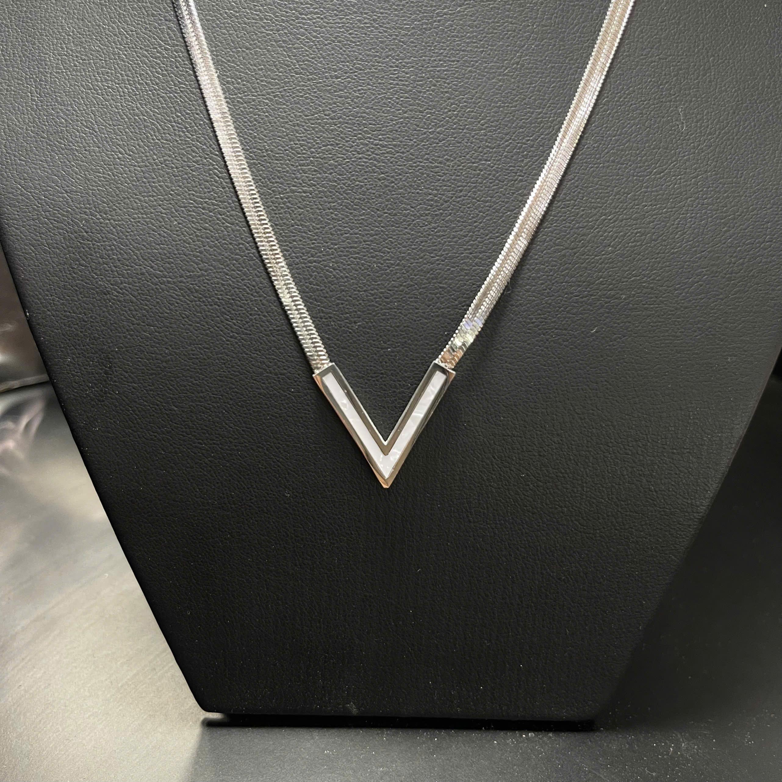 Vòng cổ dây rắn chữ V trắng_thumbnail_2