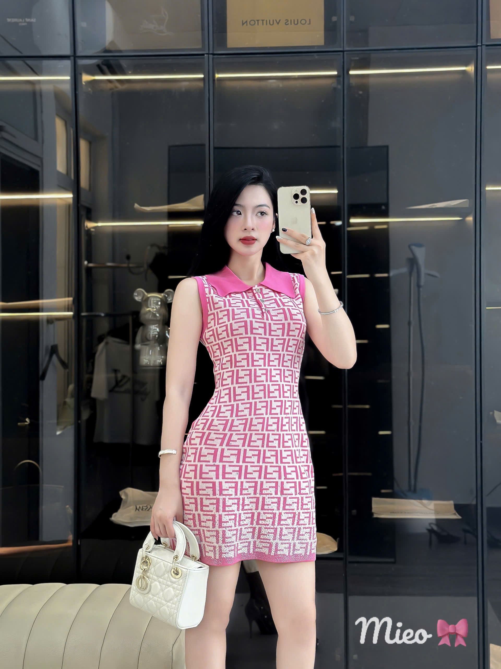 Váy Fendi sát nách cổ polo 