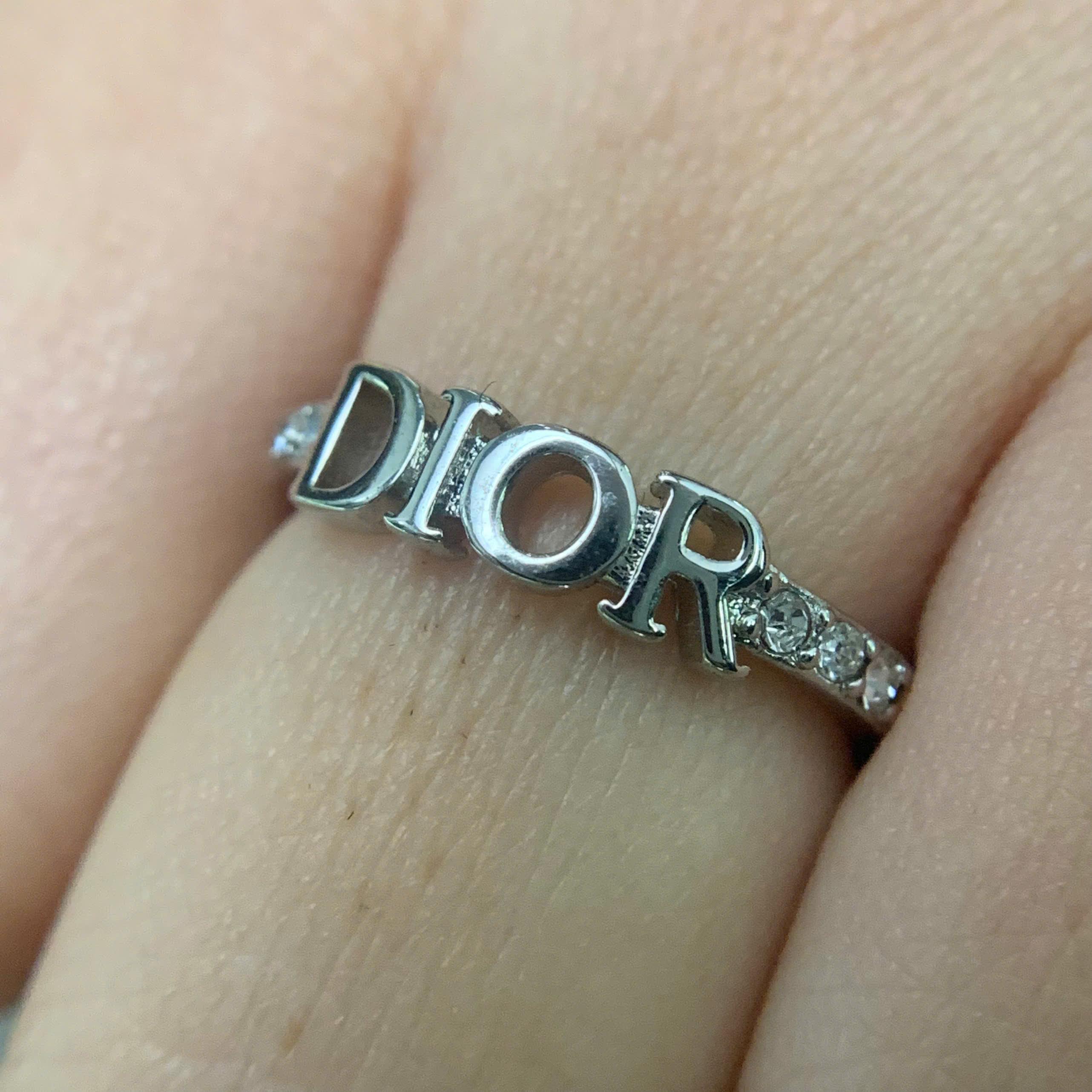 nhẫn kiểu khắc chữ DIOR viền kim cương sang trọng size 6_thumbnail_3