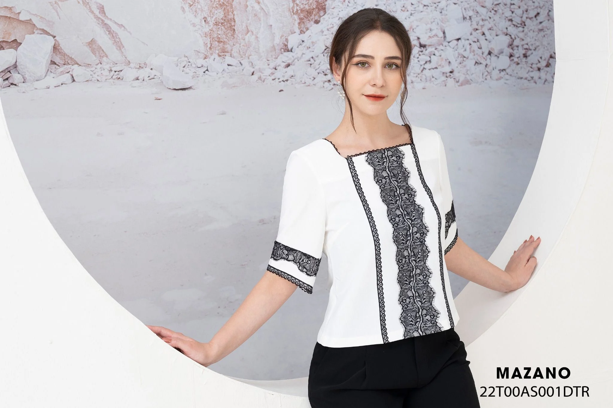 Áo top trắng suông đắp ren cổ thuyền_thumbnail_2