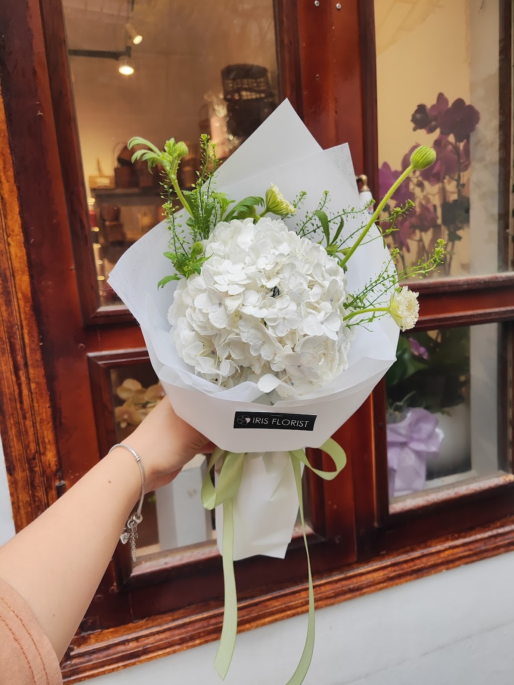 Tú cầu trắng mix hoa phụ - Bó Mini