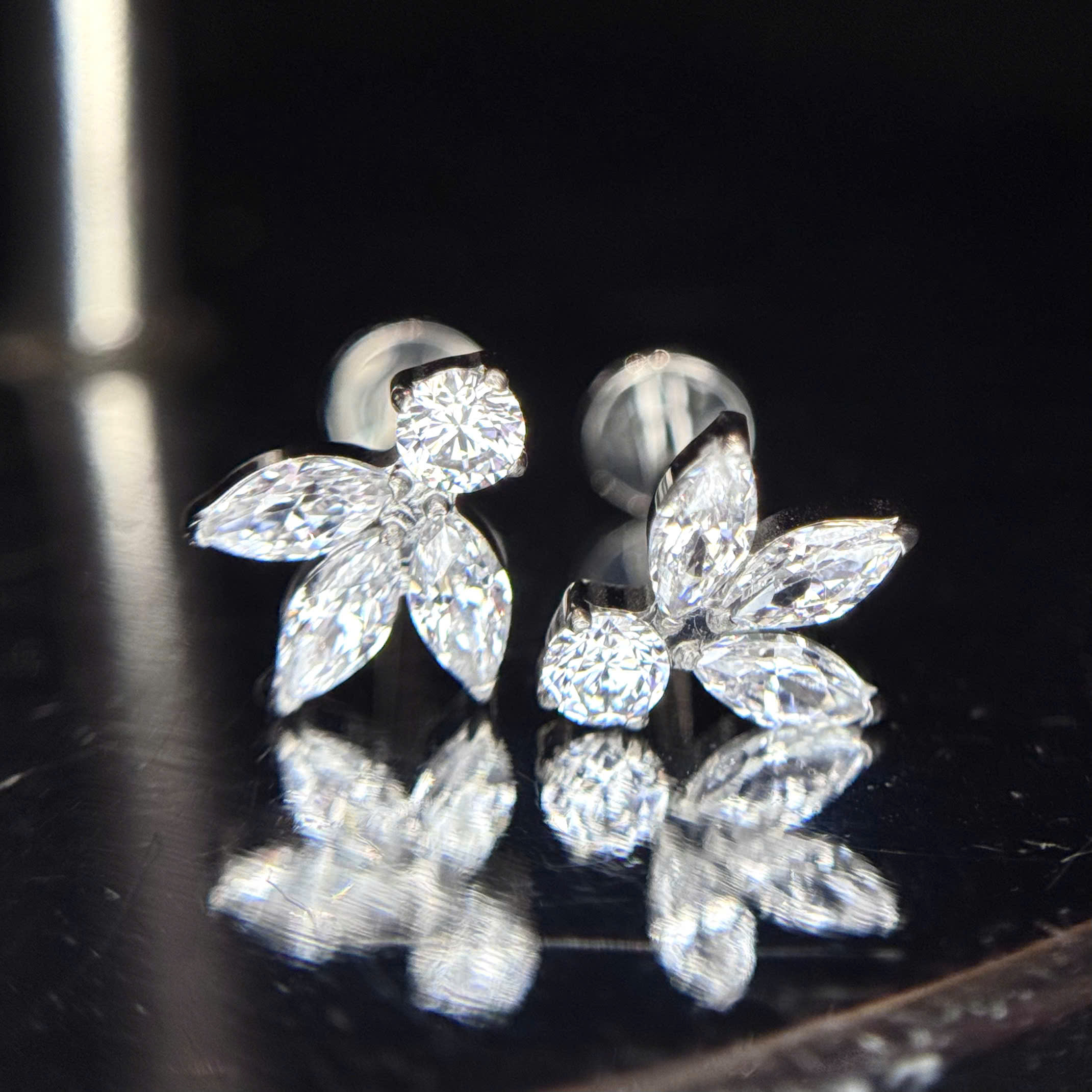 Khuyên kiểu titan vương miện đá_thumbnail_3