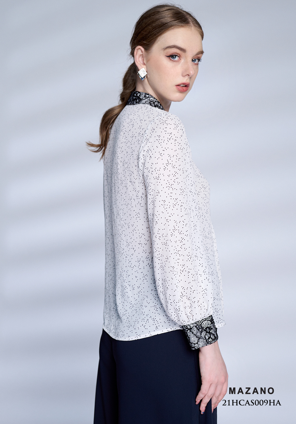 Áo sơ mi trắng chấm bi cổ ren_thumbnail_1