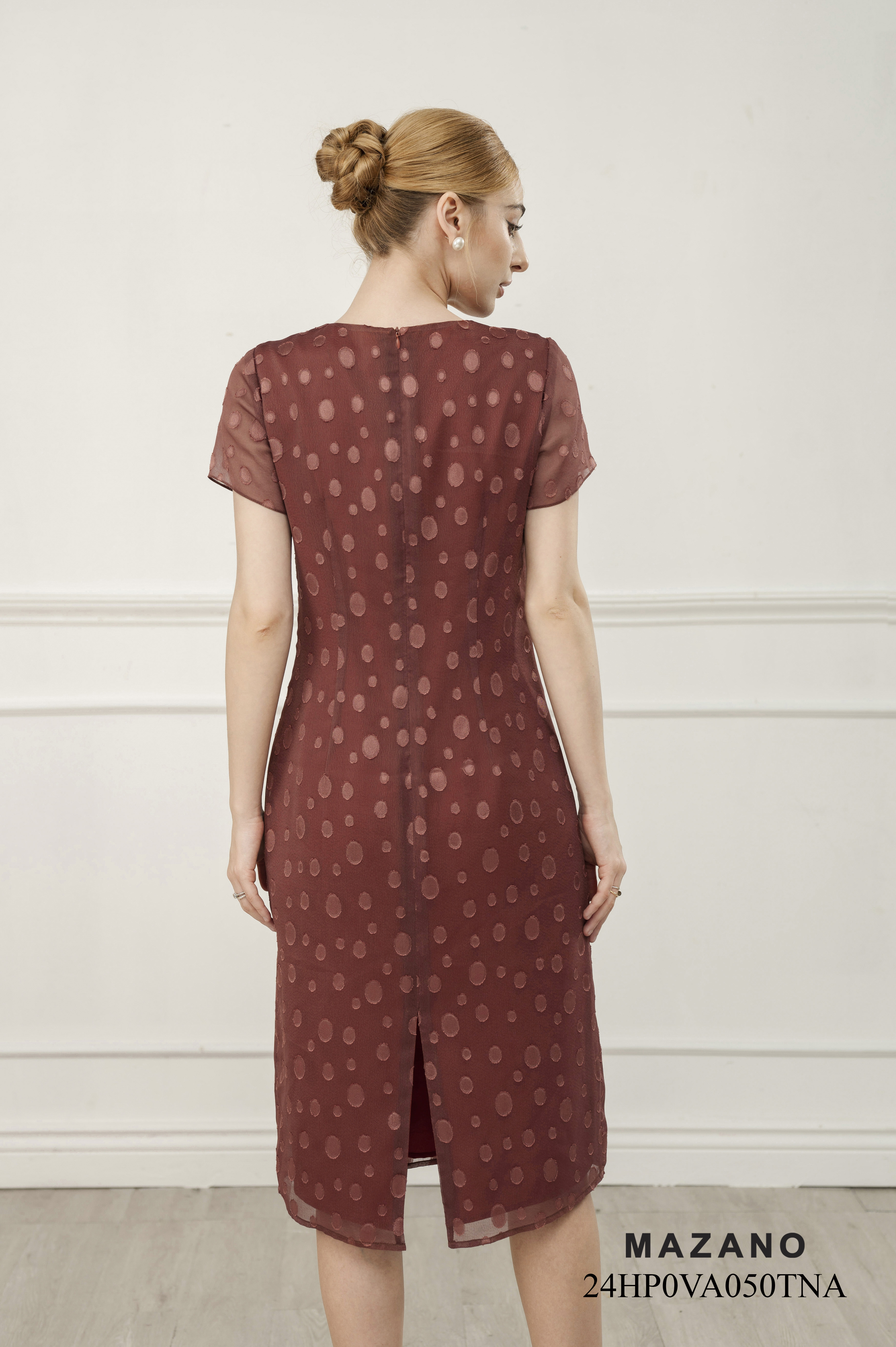 Đầm suông dài đính cổ trang trí