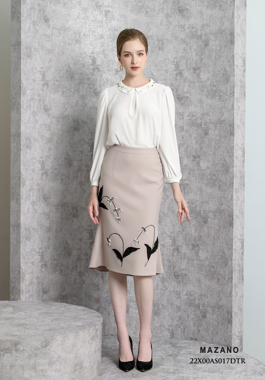 Áo sơ mi trắng tay bồng cổ cách điệu đính cườm_thumbnail_4