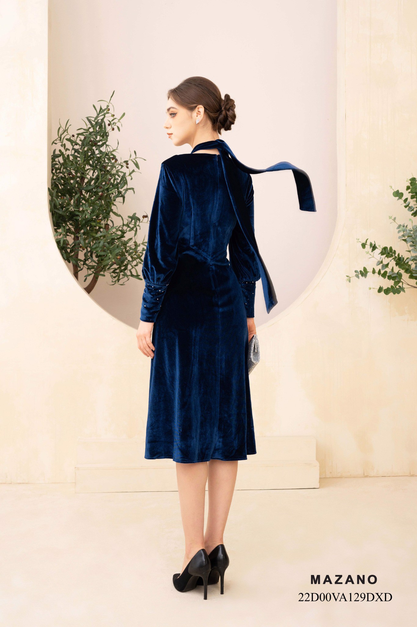 Đầm nhung xanh đính đá cổ cách điệu_thumbnail_1