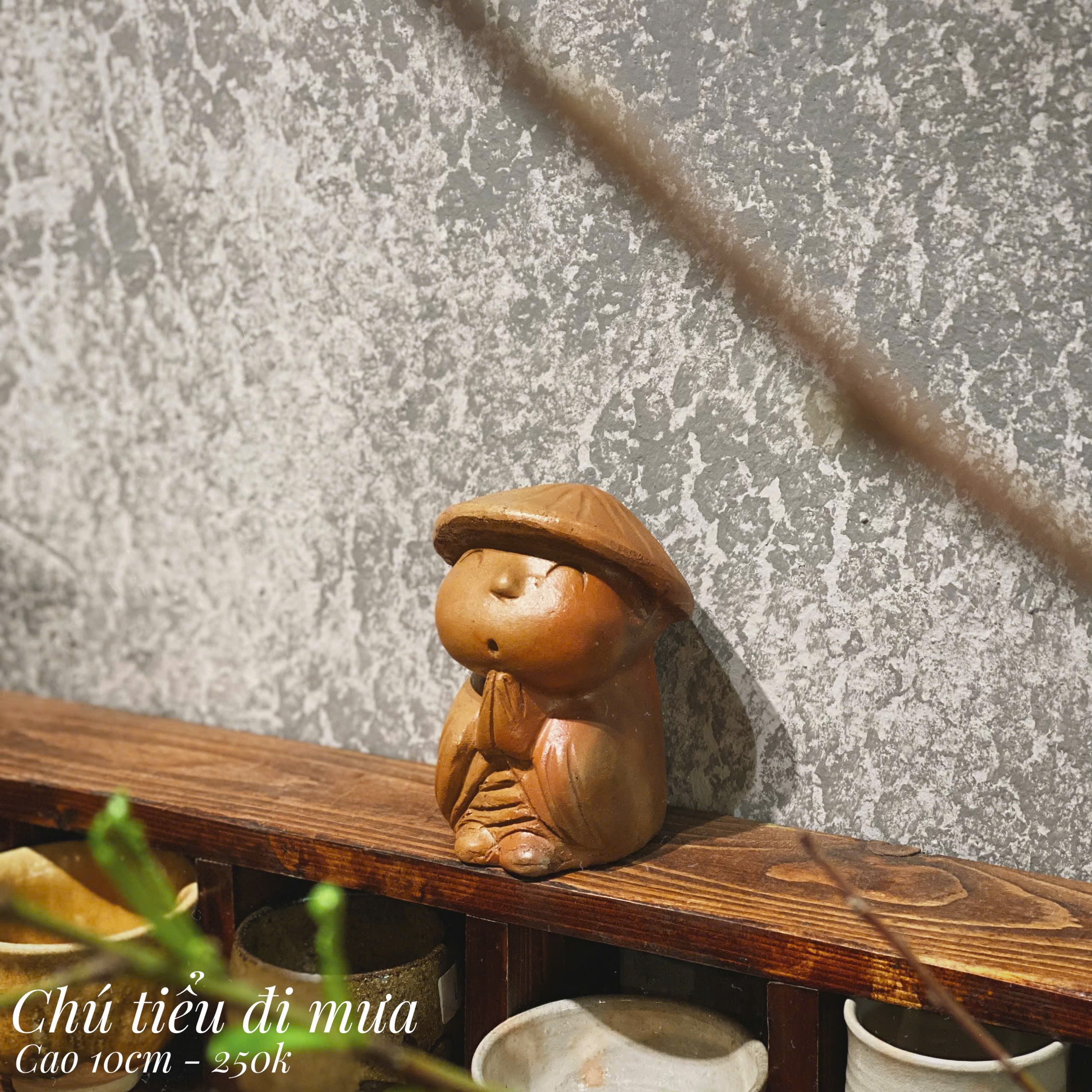 Tượng chú tiểu đi mưa gốm Bàu Trúc_thumbnail_1