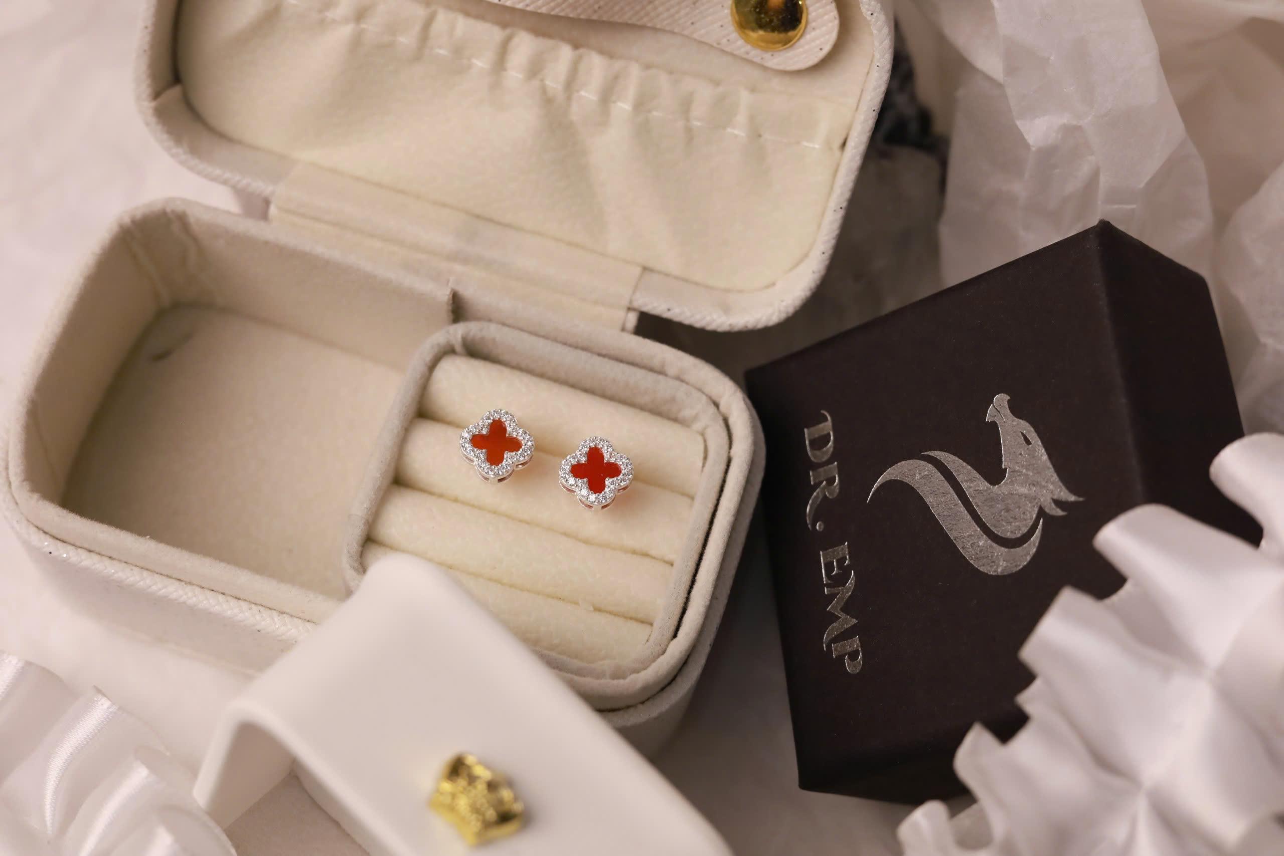 Khuyên kiểu bạc cỏ 4 lá xà cừ đỏ viền đá xi bạch kim_thumbnail_2