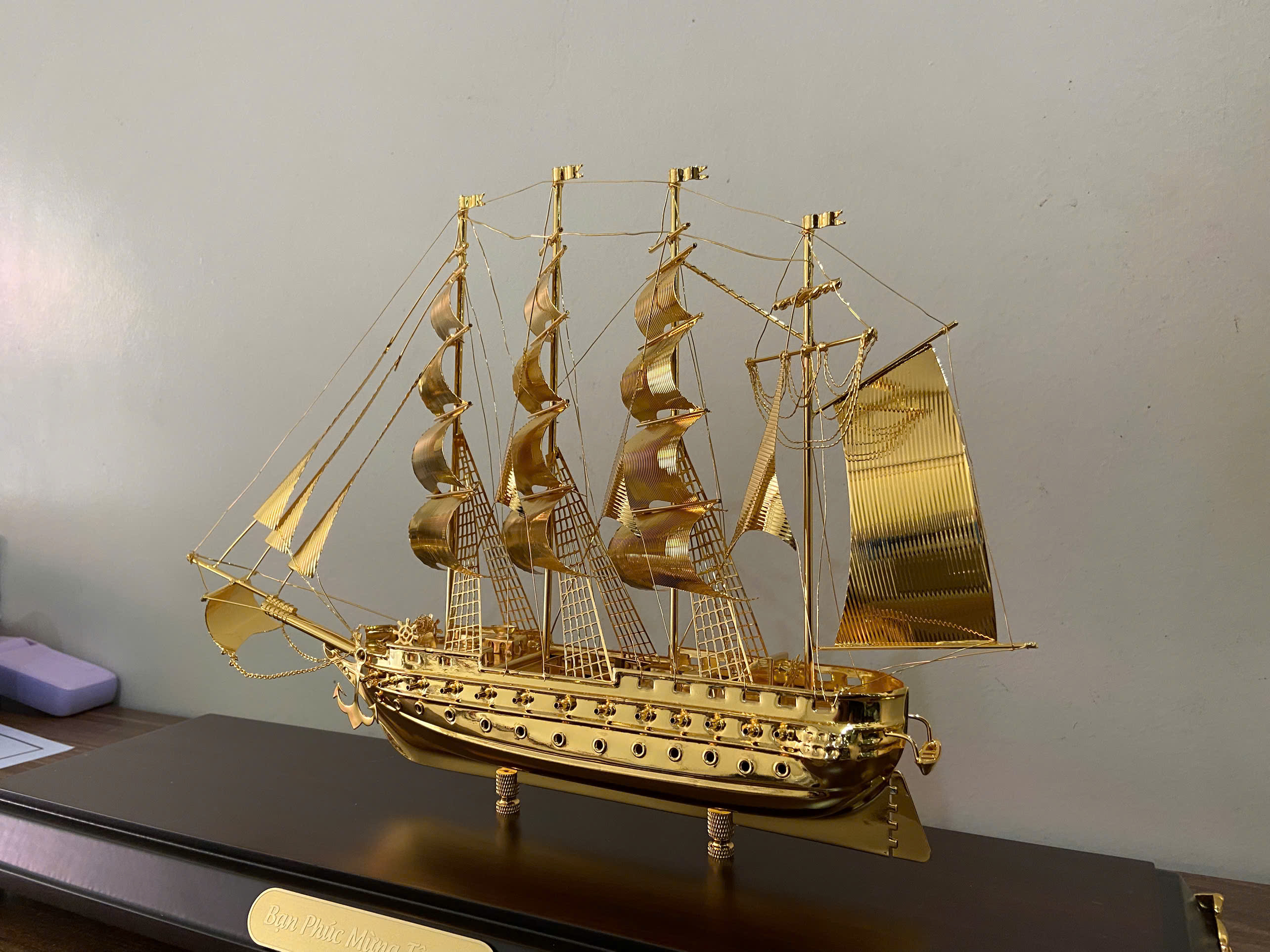 Thuyền mô hình quà tặng thuận buồm xuôi gió mạ vàng 24k KT 50CM X 34 CM _thumbnail_1