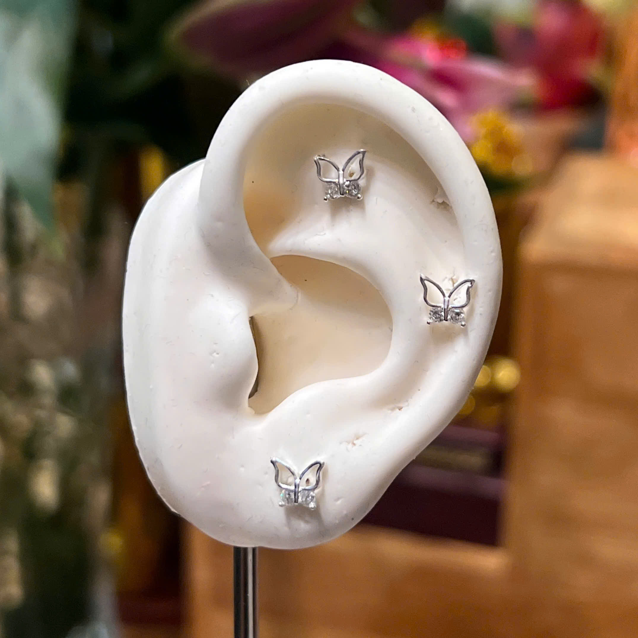 Khuyên kiểu bạc con bướm đính kim cương._thumbnail_1