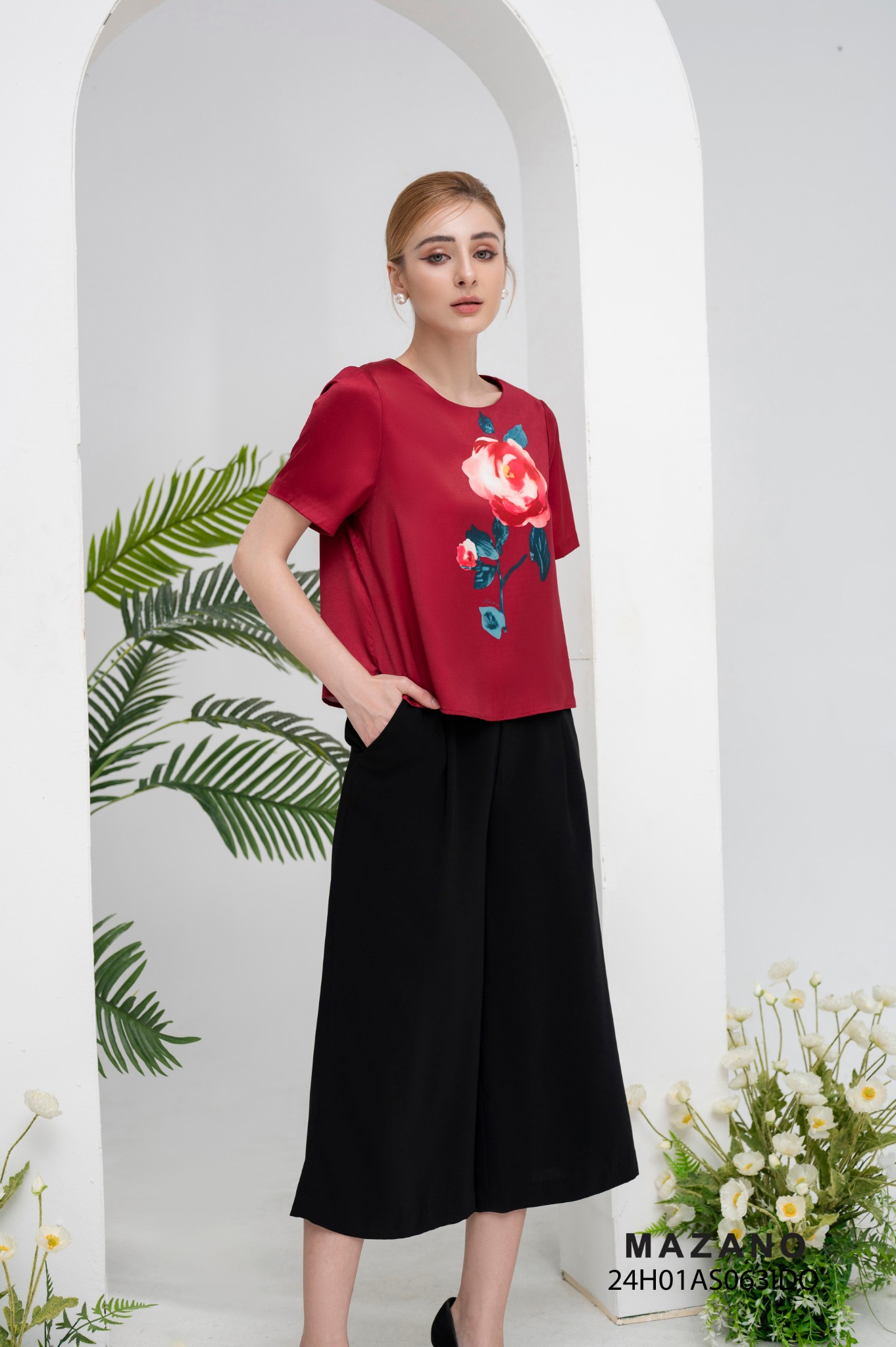 Áo top ngắn chui đầu suông Vải lụa mỏng Họa tiết hoa hồng cách điệu Cổ tròn vừa Tay ngắn Dài dưới eo