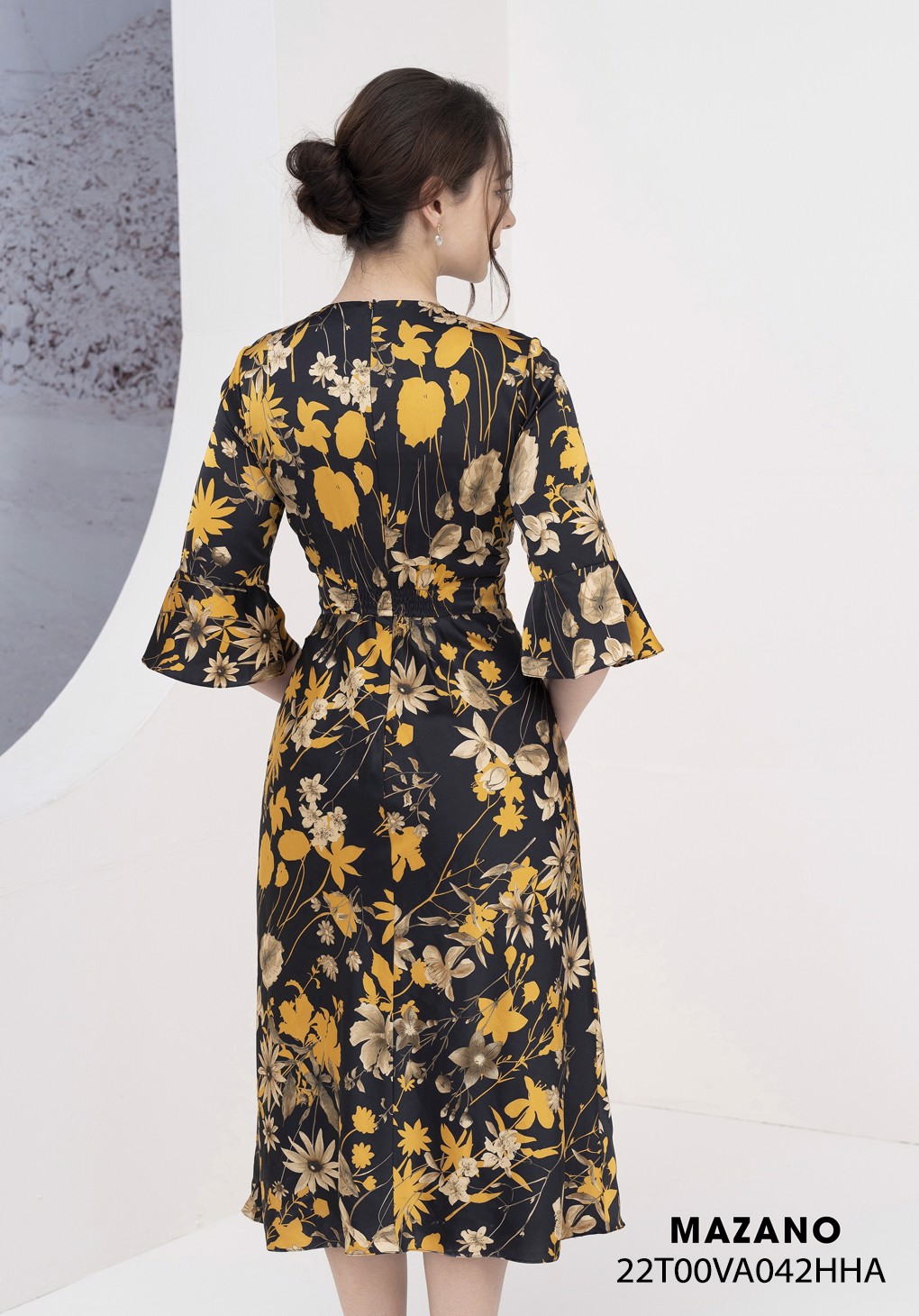 Đầm đen họa tiết xoắn ngực chân xòe rủ_thumbnail_2