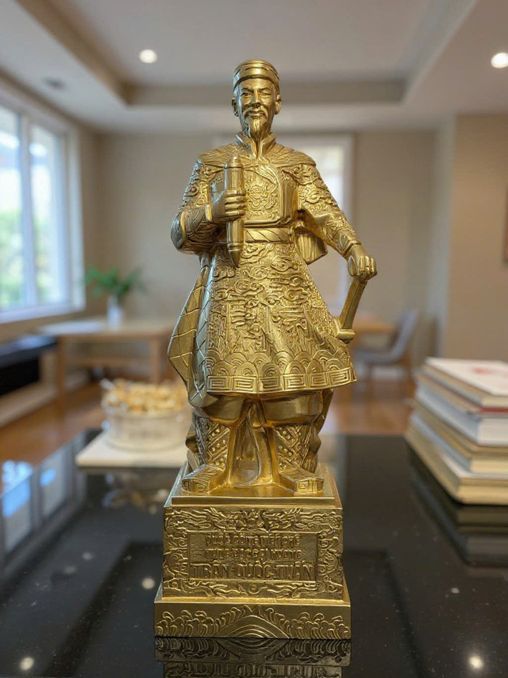Tượng trần hưng đạo hoa văn nổi dát vàng 9999 KT CAO 50CM