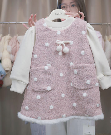 (S82) Set váy dạ 2 chi tiết màu hồng có lót lông chấm bi trắng nơ trước ngực_thumbnail_0