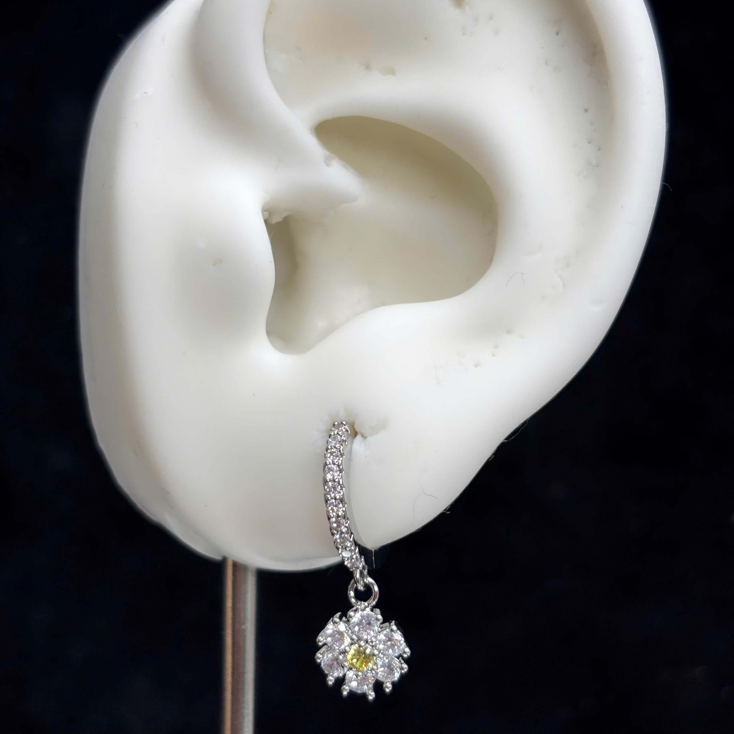 Khuyên vòng kiểu hoa trắng nhuỵ xanh