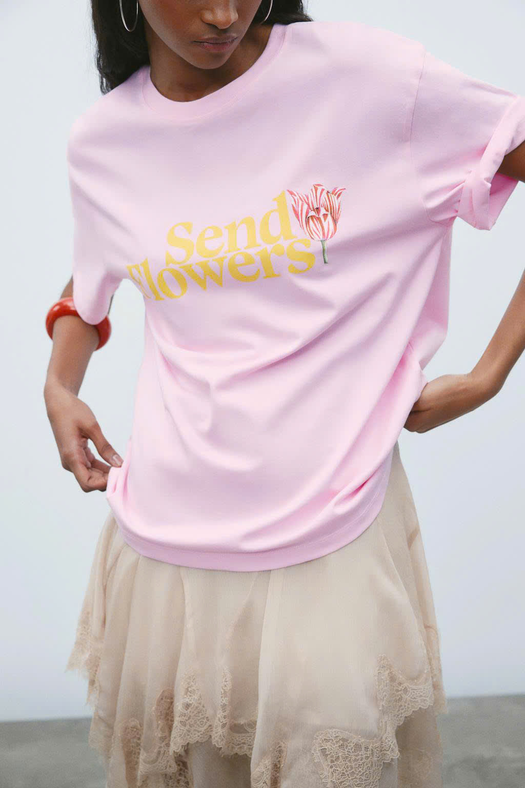 Áo thun hồng nhạt in chữ hoa sau_thumbnail_3