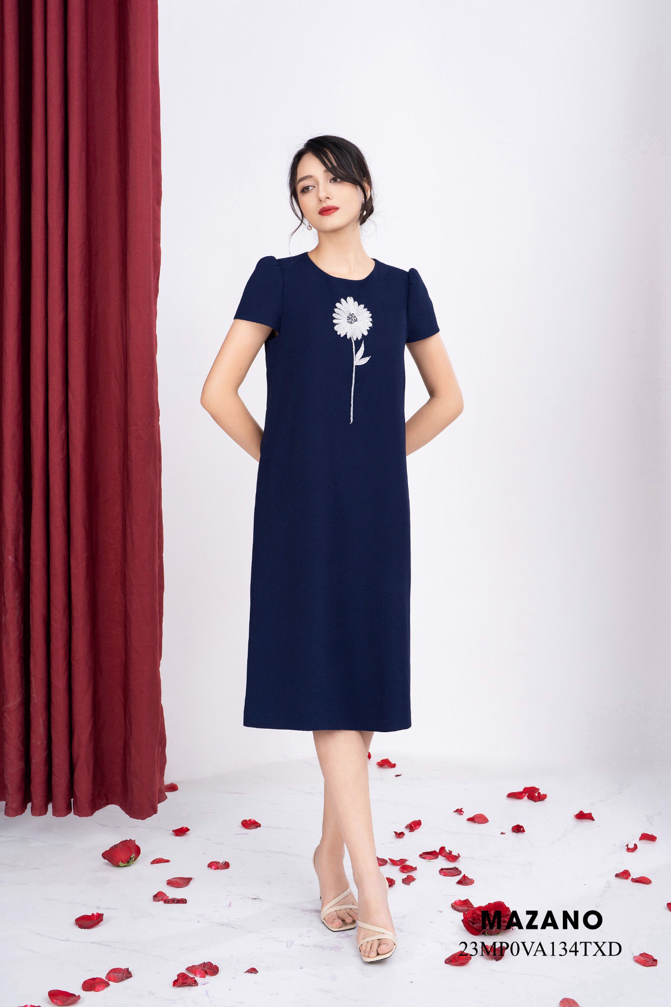 Đầm suông xanh than A dài thêu hoa bố cục