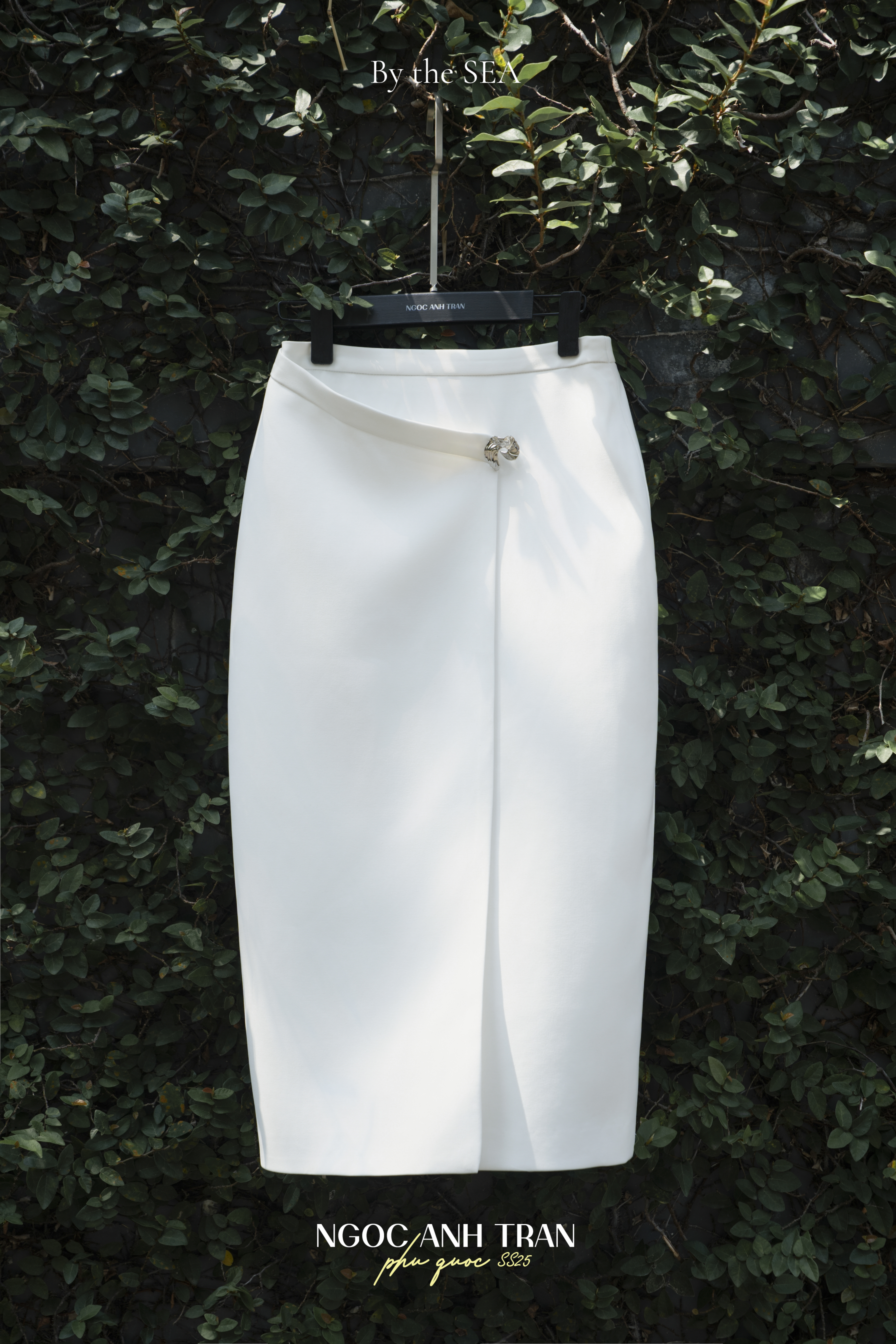 CV168 - Chân váy 2 màu đen trắng đính cúc kim loại