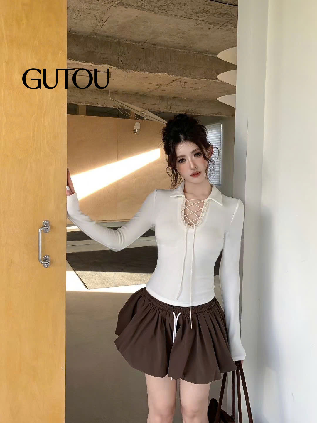 [GUTOU] Áo Thun Tay Dài Cổ V Đan Dây Đính Đá