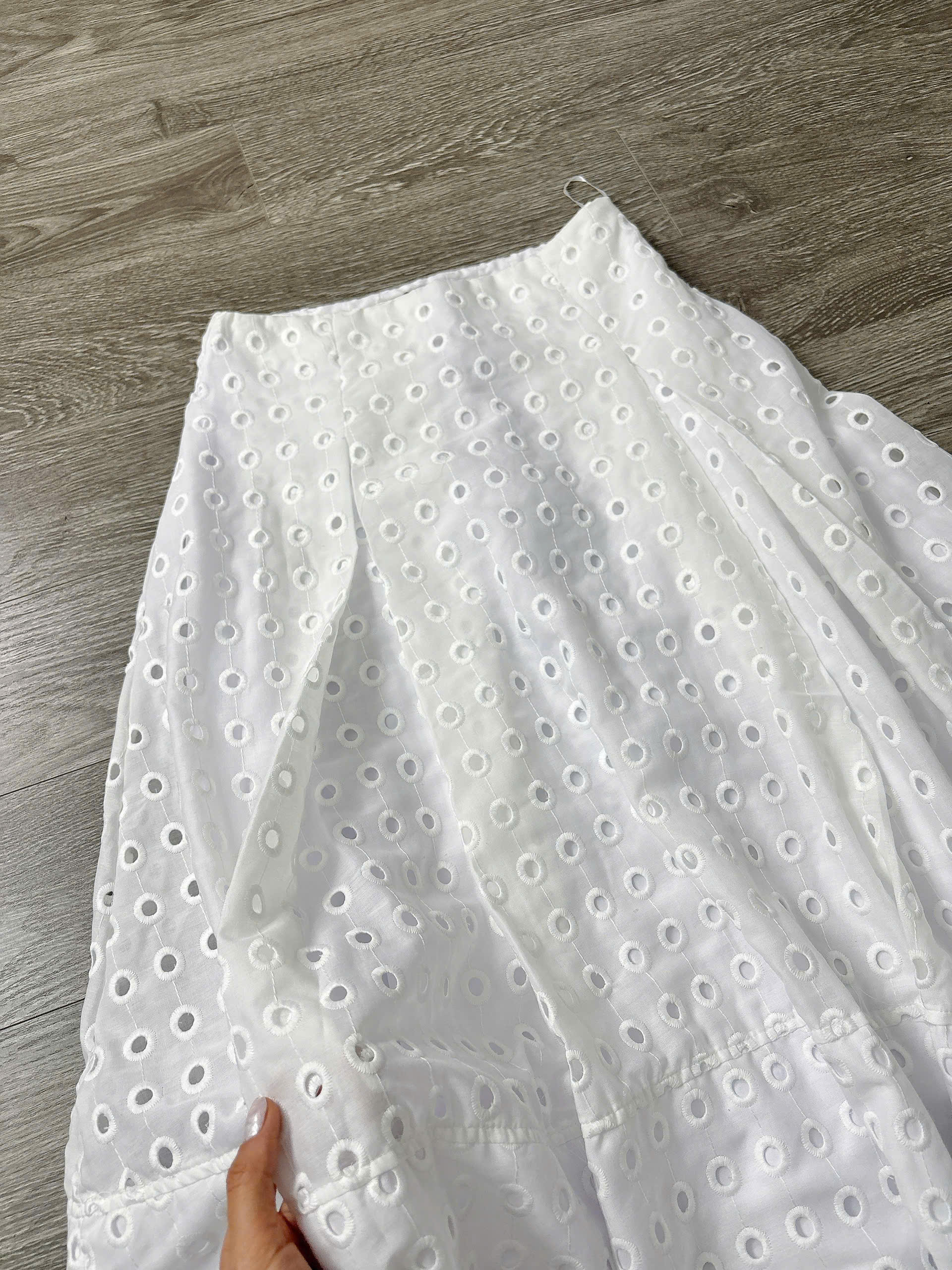 H59 CHÂN VÁY ĐỤC LỖ TRẮNG_thumbnail_8