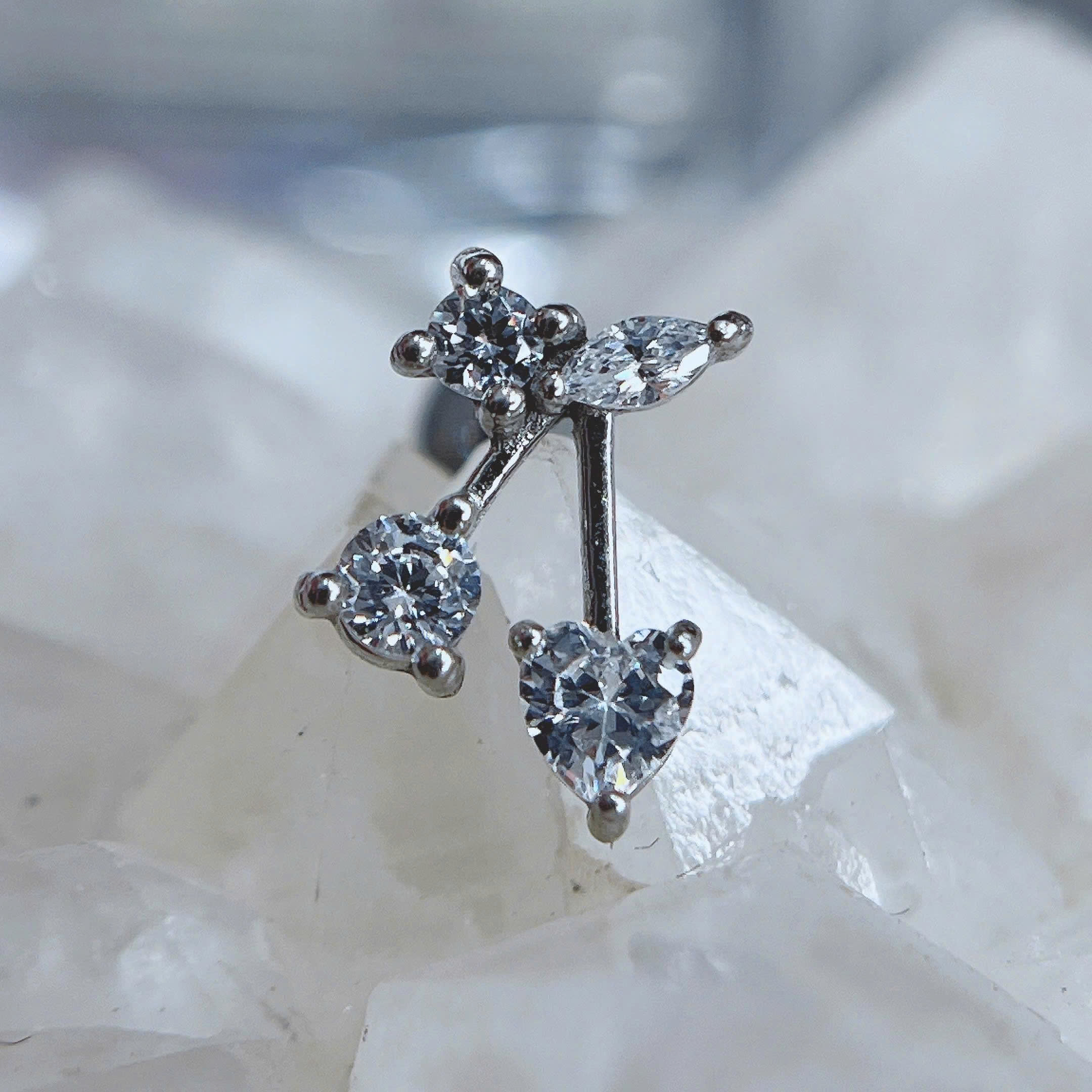 Khuyên kiểu titan cherry trắng_thumbnail_2