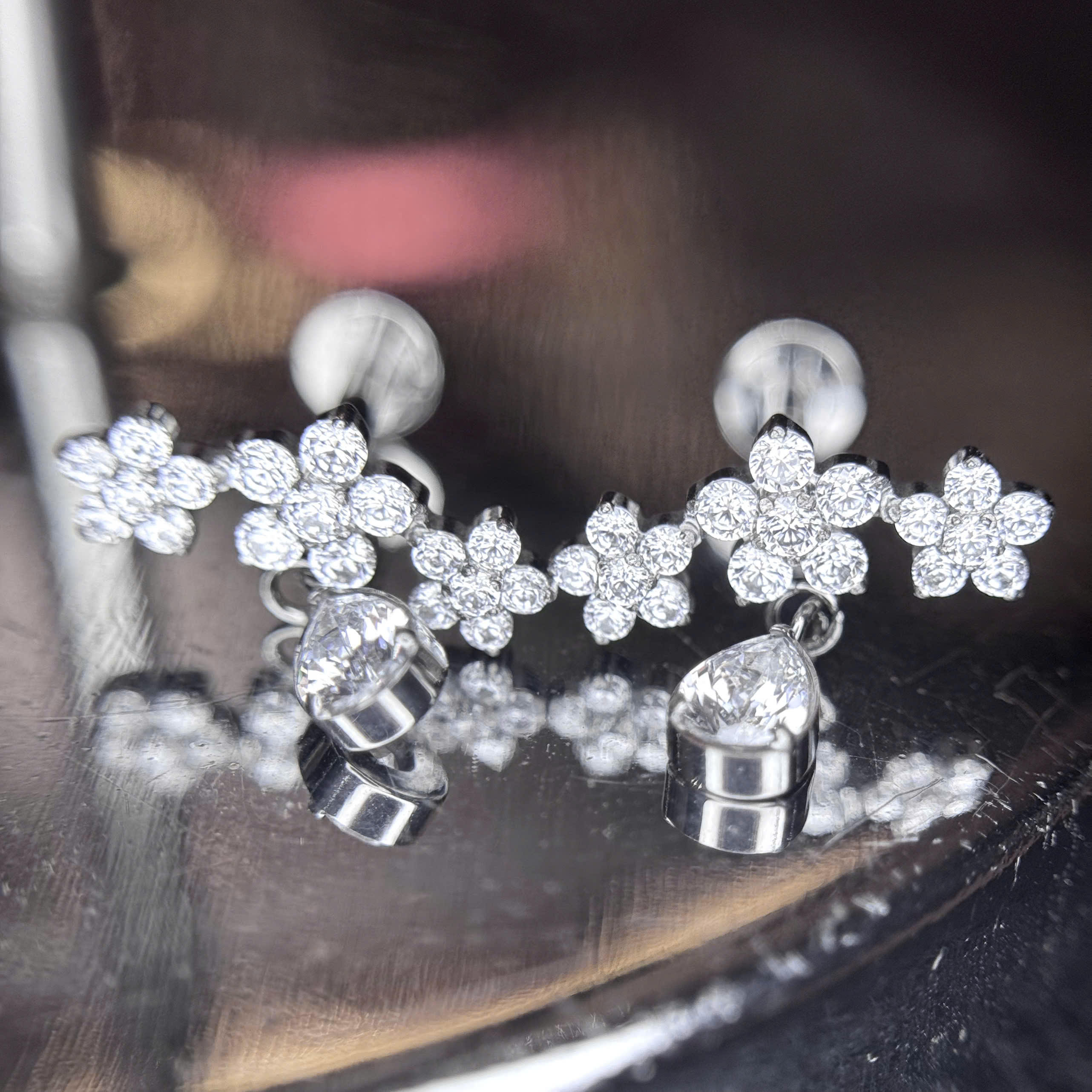 Khuyên kiểu titan 3 hoa rơi đá_thumbnail_2