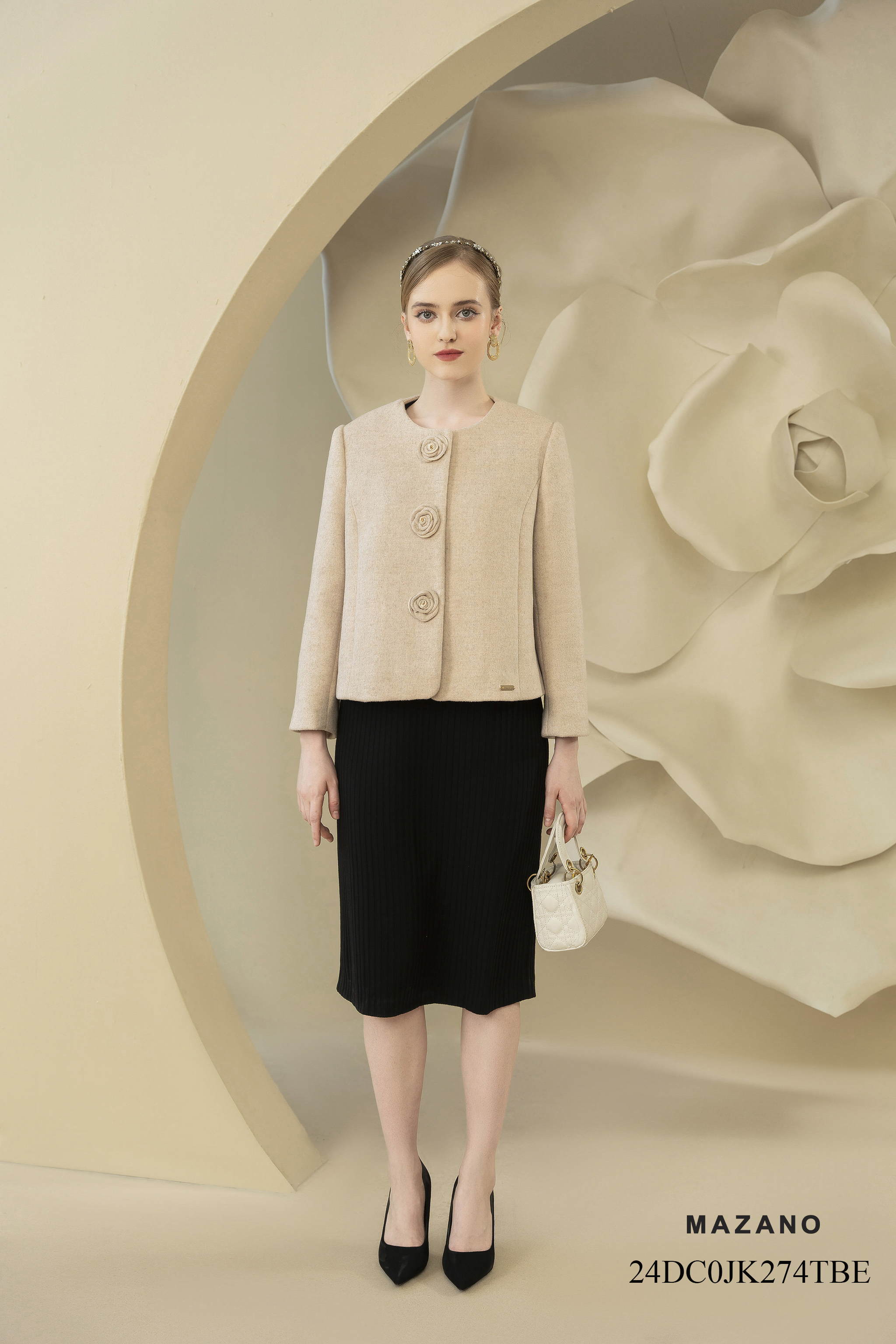 Áo khoác suông ngắn Vải Dạ lông cừu nhập khẩu Đính trang trí cúc hoa Cổ tròn Tay dài Dài qua eo