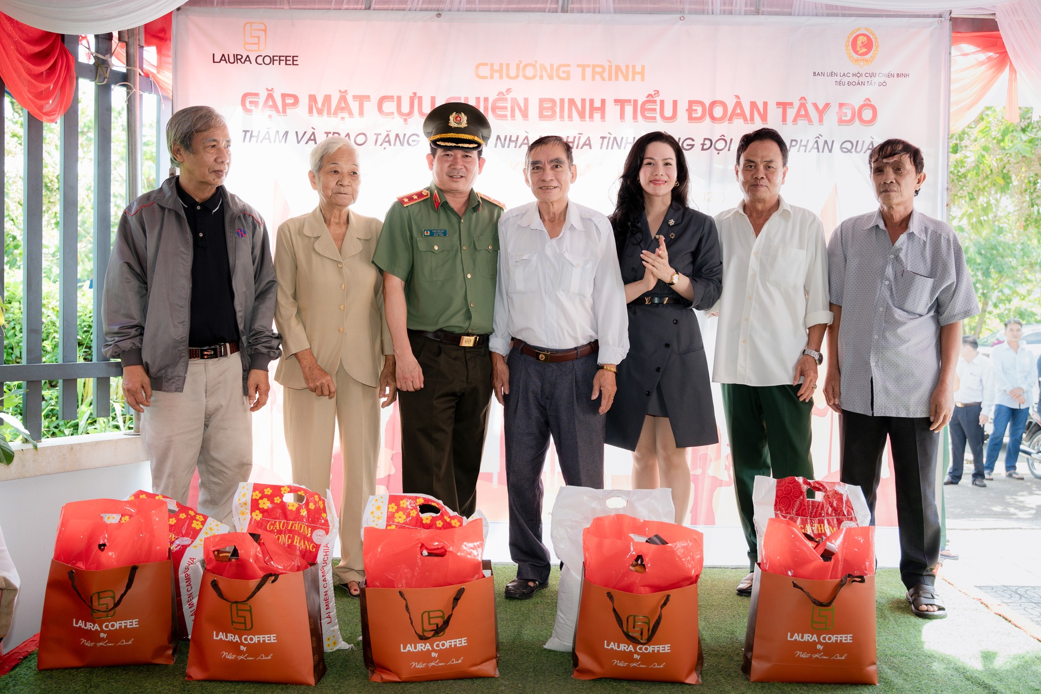 LAURA COFFEE CÚI ĐẦU TRI ÂN NHỮNG NGƯỜI GIỮ LỬA HÒA BÌNH