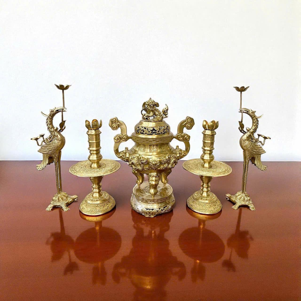 Bộ ngũ sự cao 55 cm nến chạm hoa văn đúc đồng vàng thau