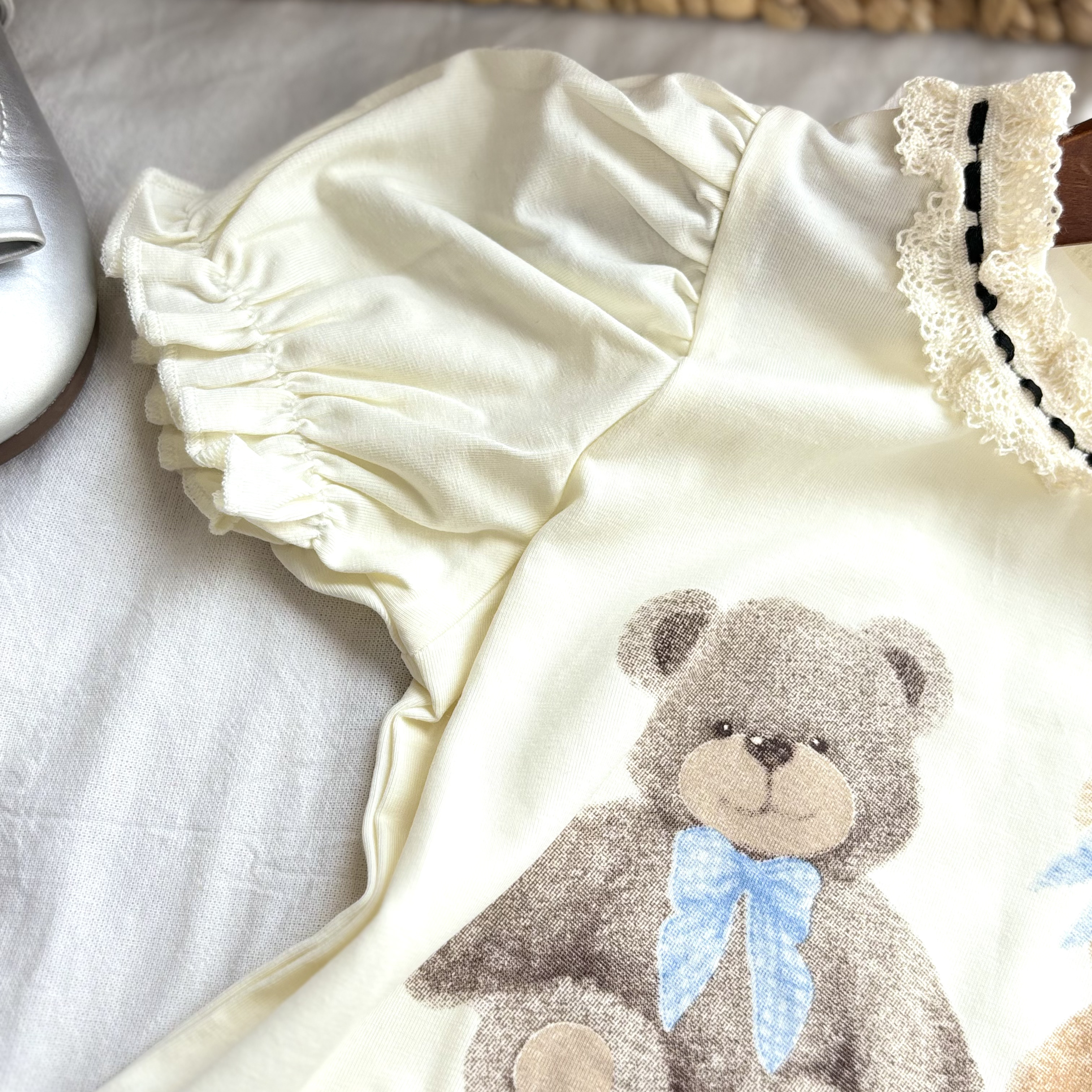 (A32) Áo thun mềm cổ tròn đính ren màu vàng họa tiết chú gấu siêu xinh mẫu Hè 2025 QCCC_thumbnail_2