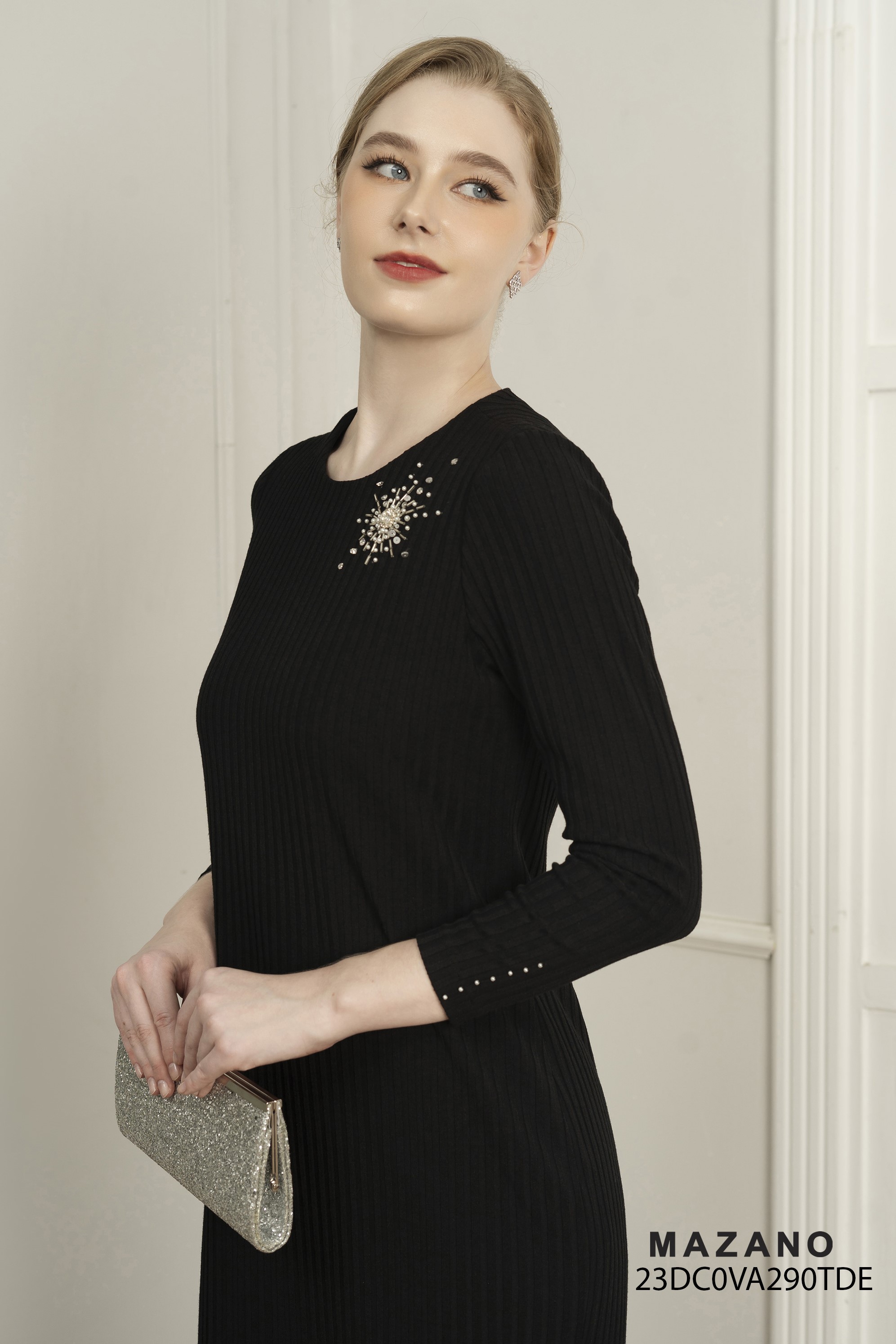 Đầm Len Suông Đính Đá Thủ Công