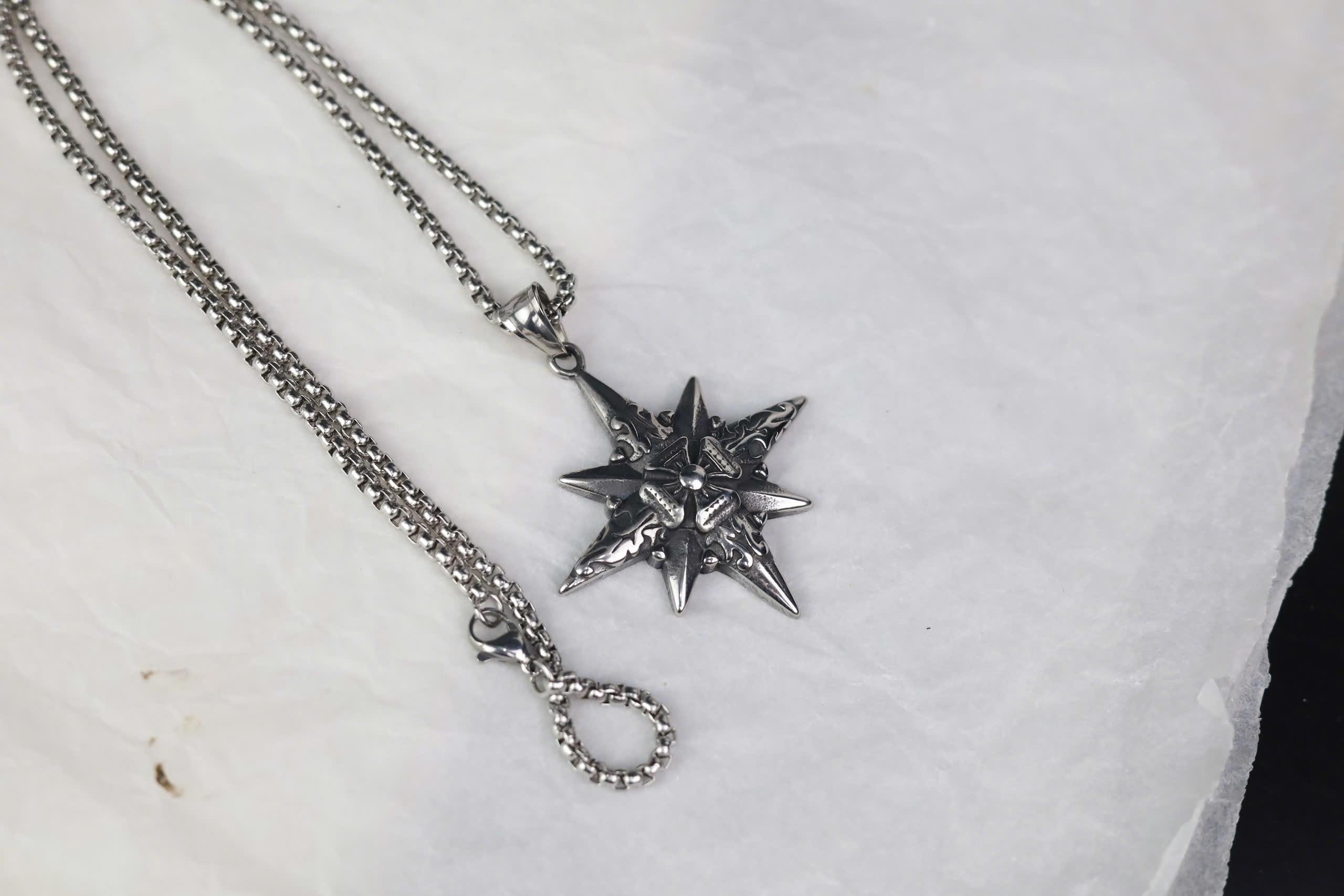 Vòng cổ titan mặt trời phong cách Gothic