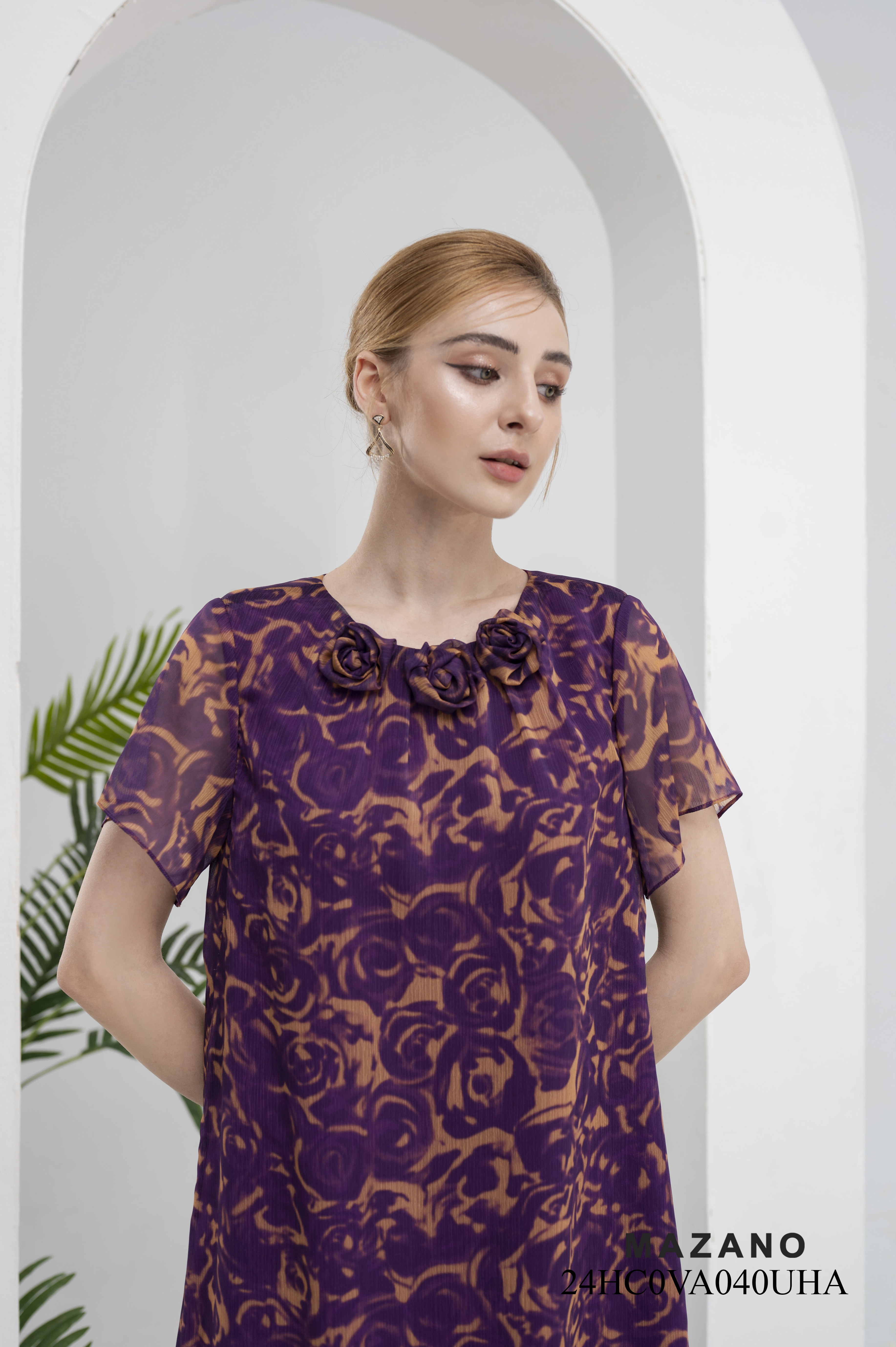 Đầm voan suông tím họa tiết hoa hồng chìm cổ đính hoa 24HC0VA040UHA