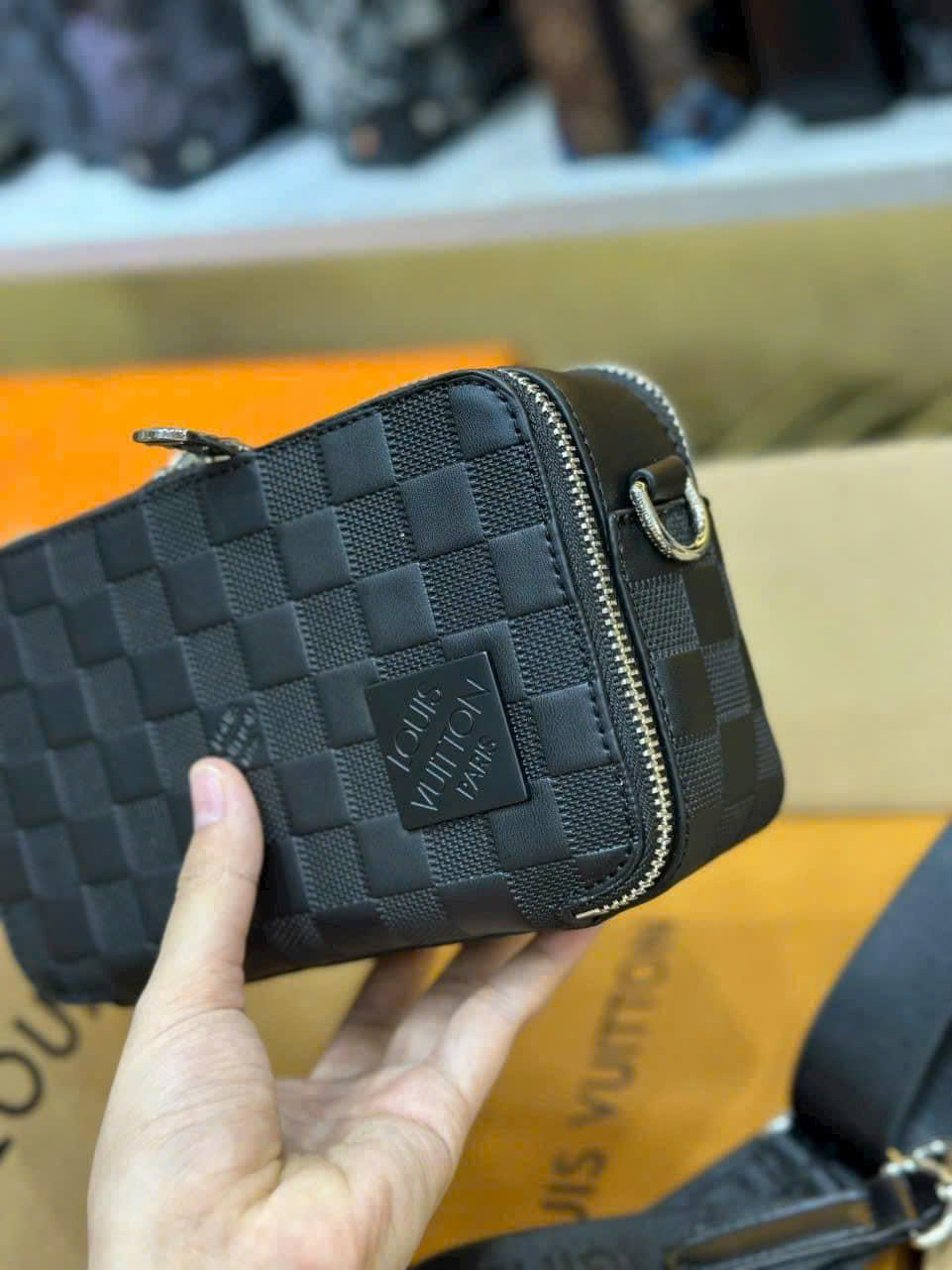 úi đeo chéo nam Louis Vuitton Alpha Wearable phiên bản Damier Infini Black_thumbnail_4