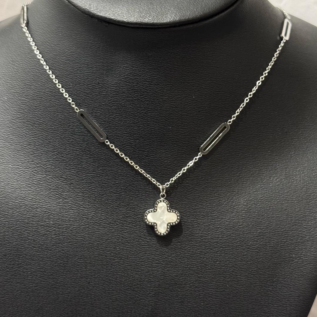 vòng cổ titan dây xích đoạn chữ nhật mảnh charm cỏ bốn lá van cleef đen trắng hai mặt 