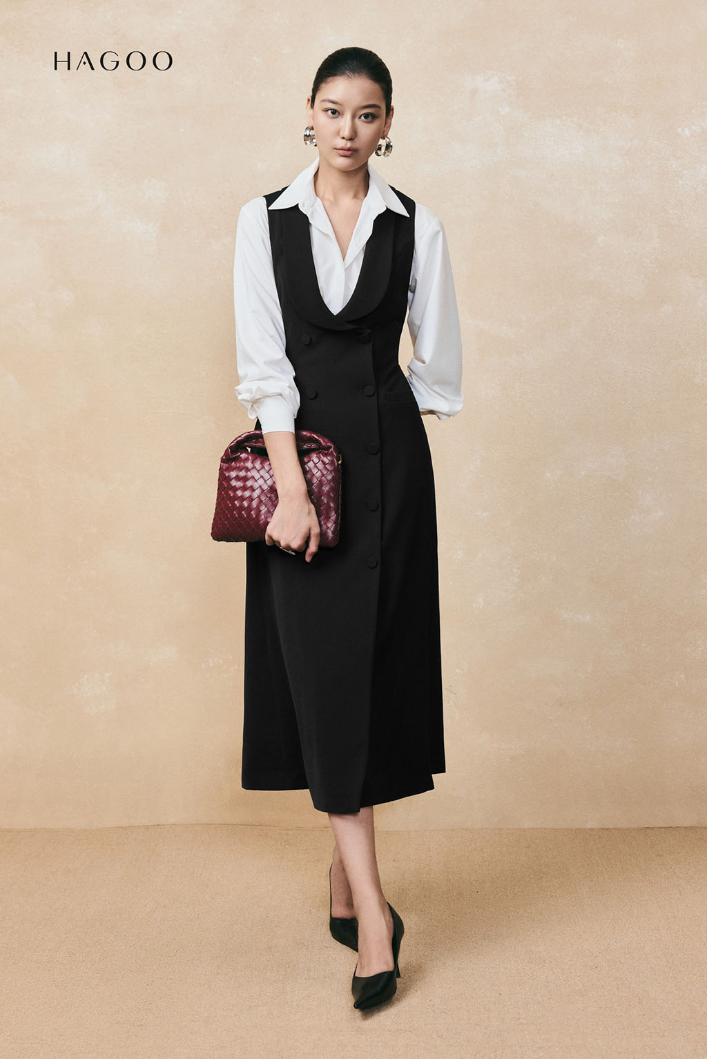 Chi tiết nẹp được xử lý tỉ mỉ, giúp form váy luôn đứng dáng và tạo chiều sâu cho tổng thể