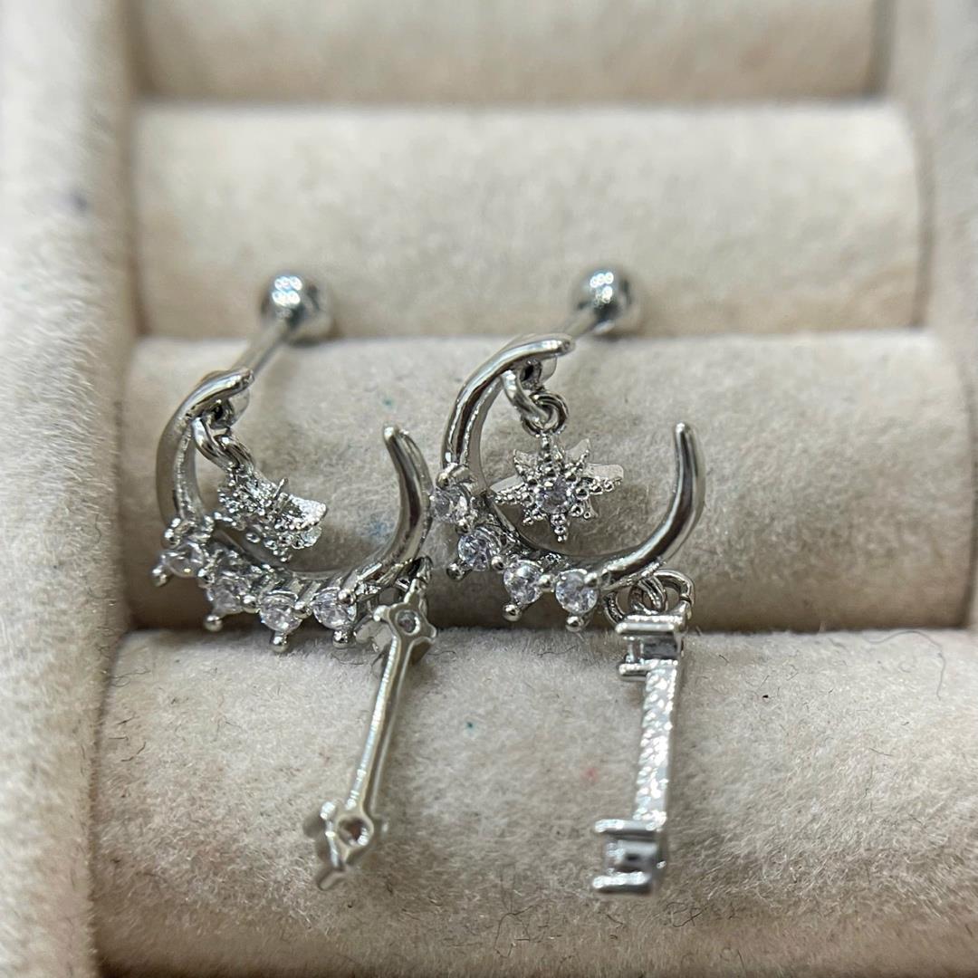 khuyên kiểu xích mặt trăng khuyết ba kim cương thanh dài rơi._thumbnail_1