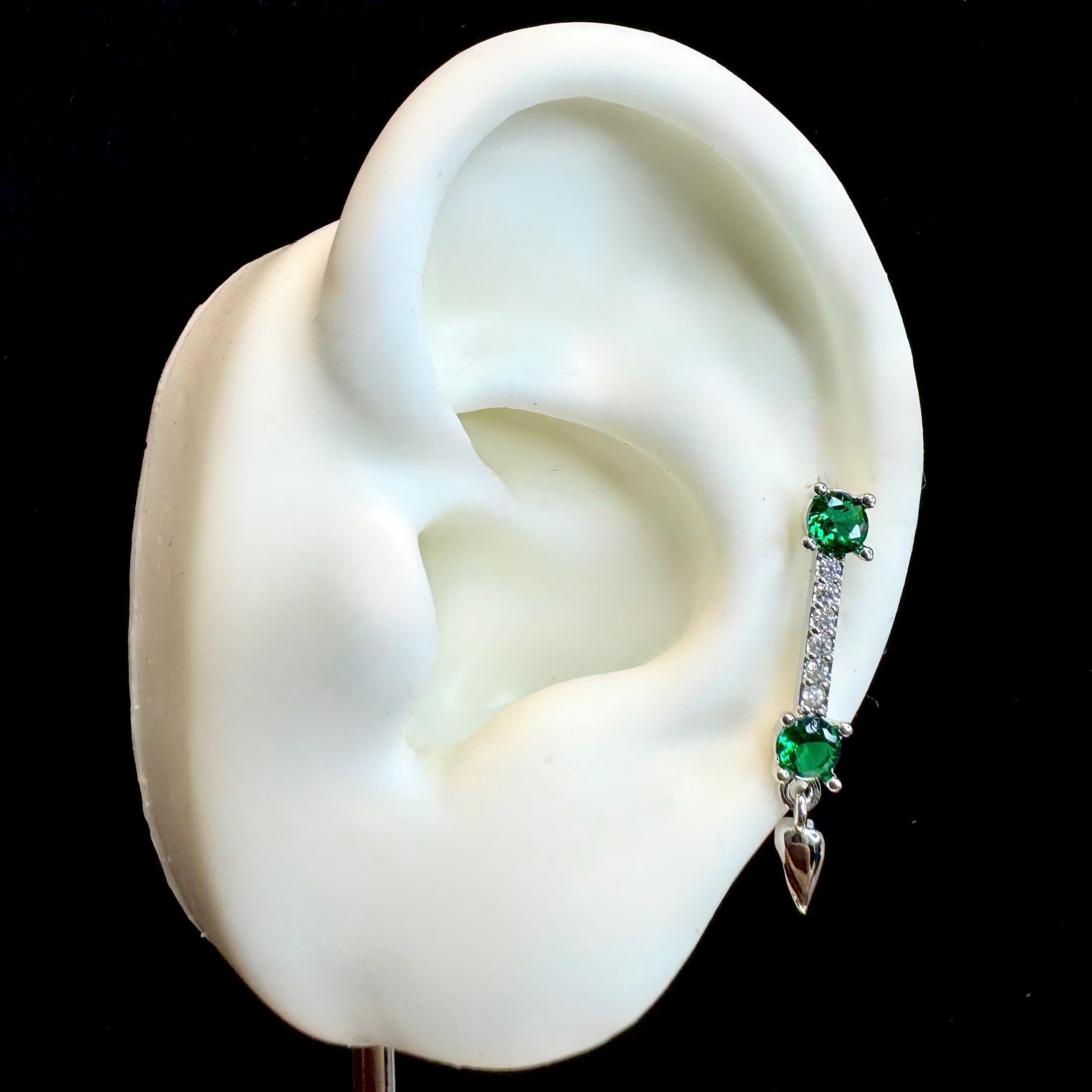 Khuyên kiểu 2 đầu đá xanh lá thanh dài rơi bi vặn_thumbnail_2