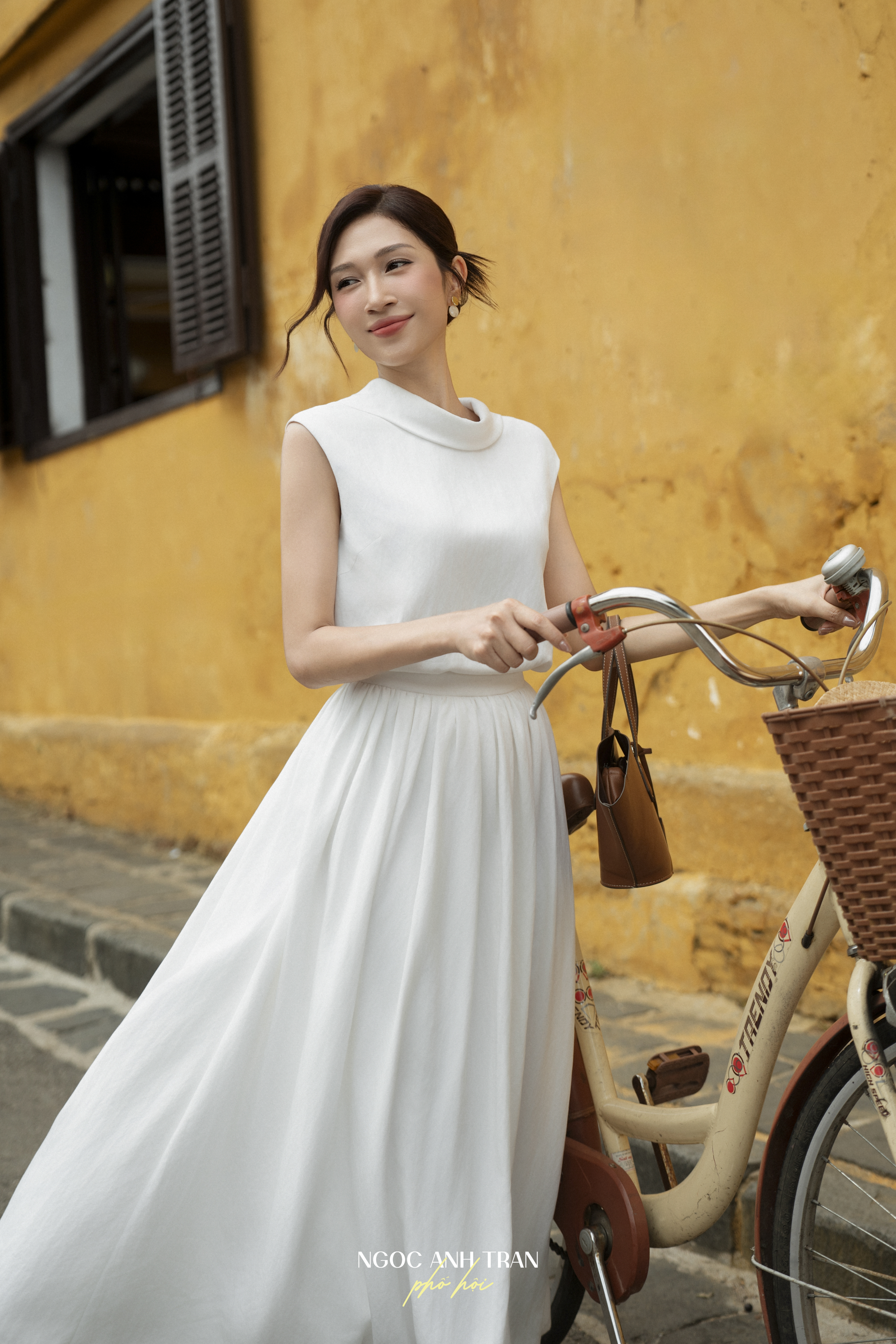 A194 - Set áo lửng kem cổ tròn kèm chân váy