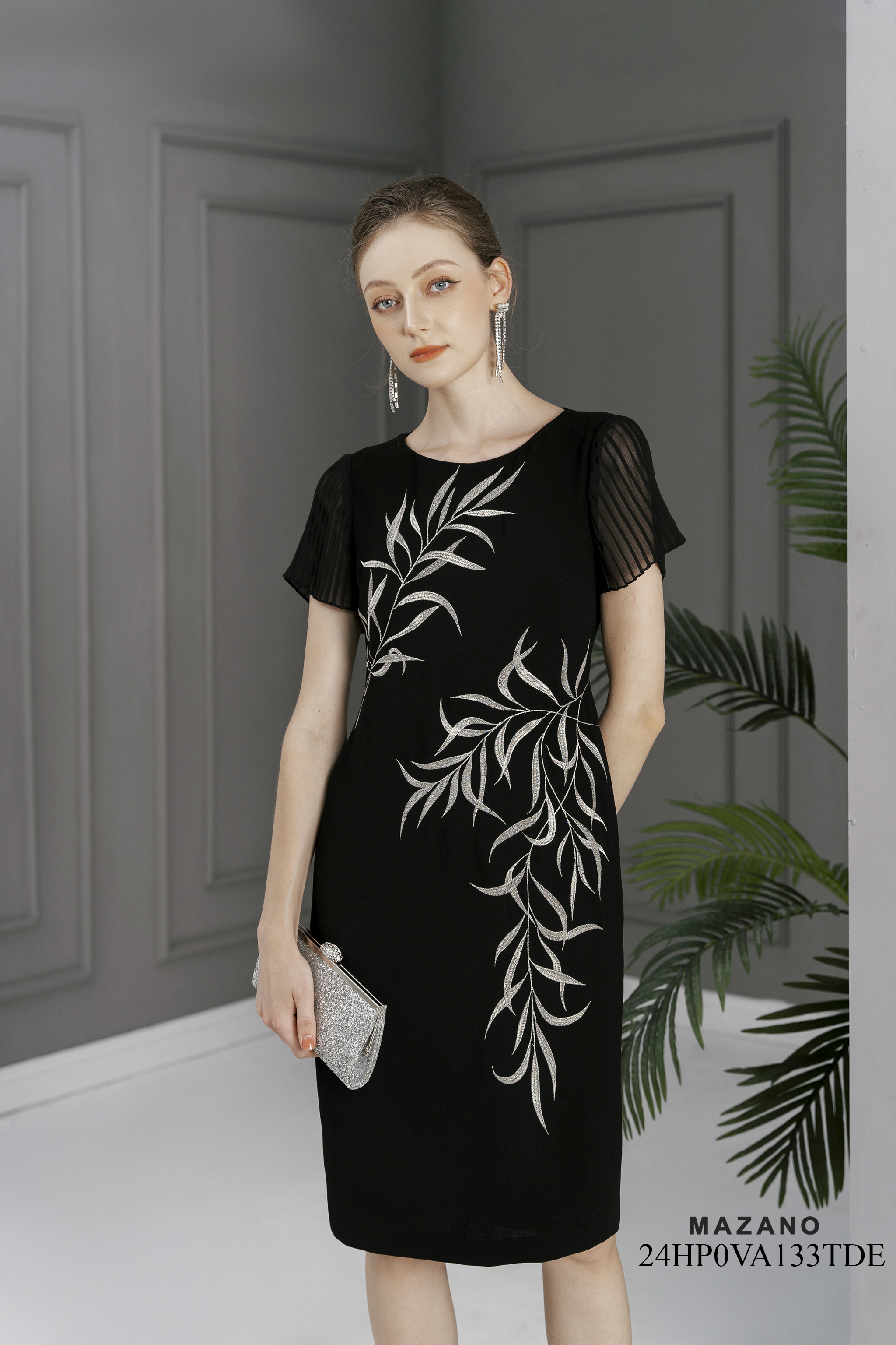 Váy Đầm Suông Vải thô sạn Hoạ tiết hoa lá thêu cách điệu Cổ tròn Tay ngắn Dài qua gối_thumbnail_2