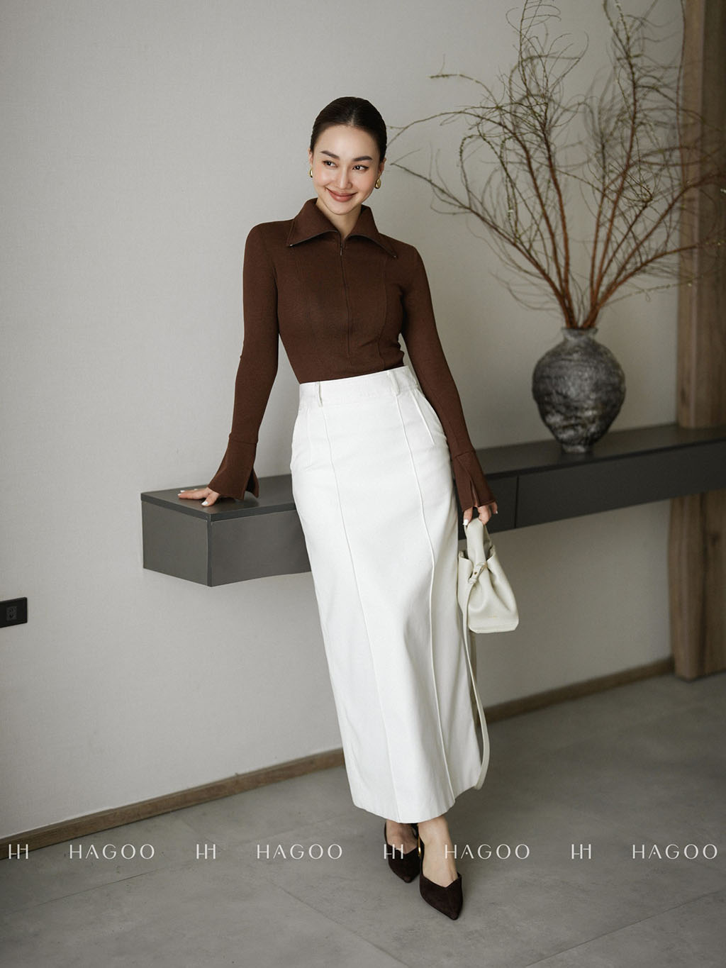 Chất liệu kaki đứng form kết hợp cùng chi tiết khoá kéo tạo nên cảm giác khoẻ khoắn, hiện đại