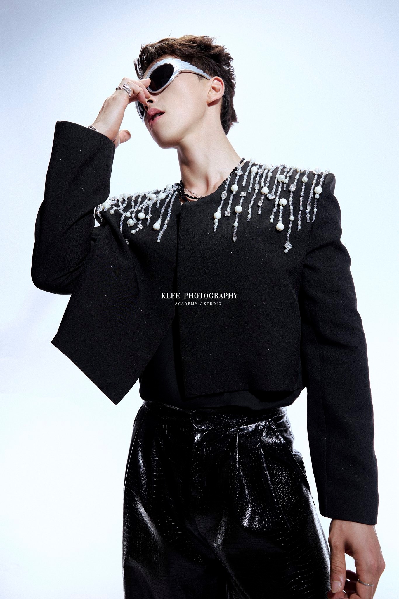 Suit đen đính pha lê – Phong cách & cá tính