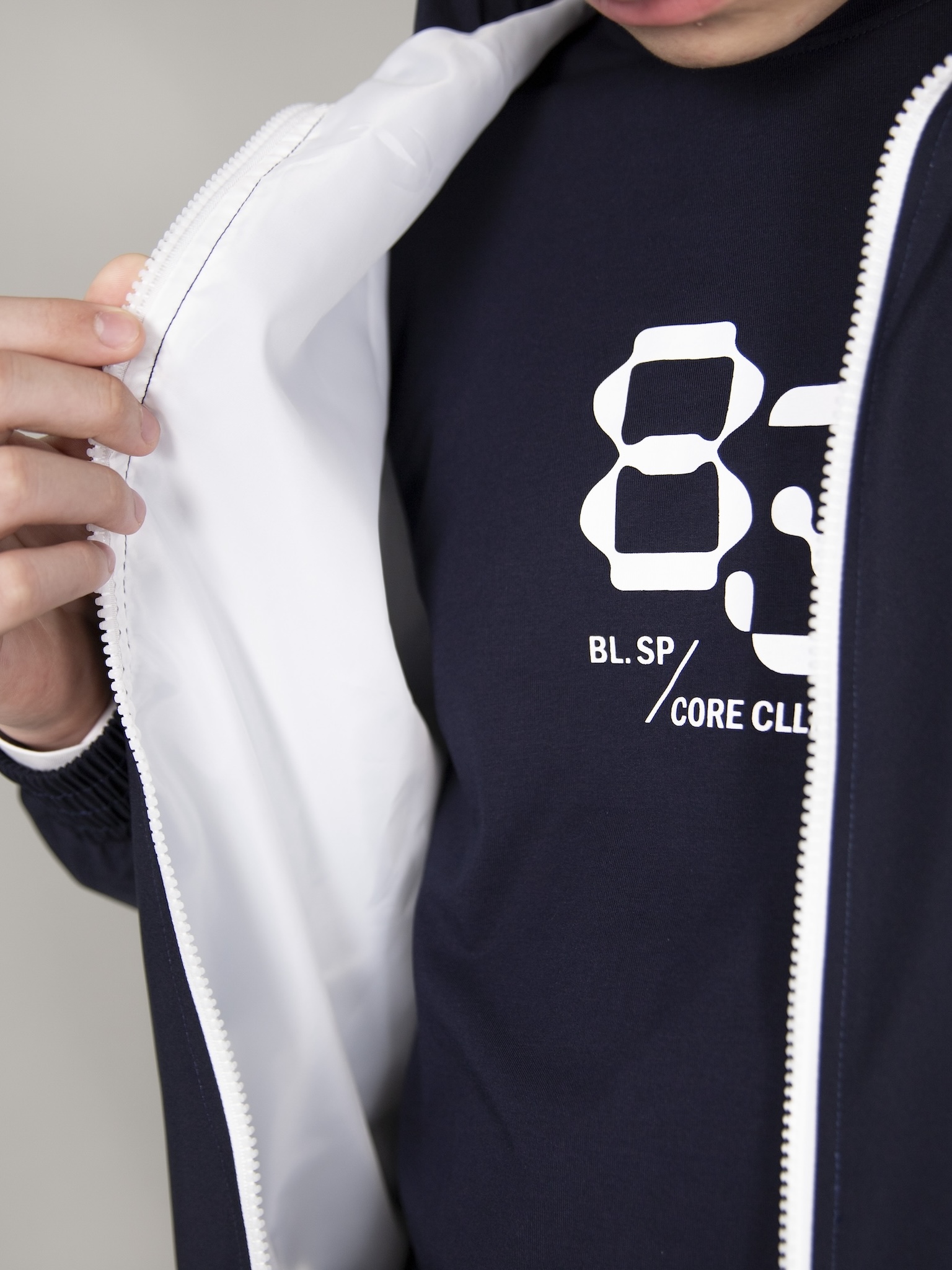 Áo khoác gió navy tay phối trắng in chữ R_thumbnail_7