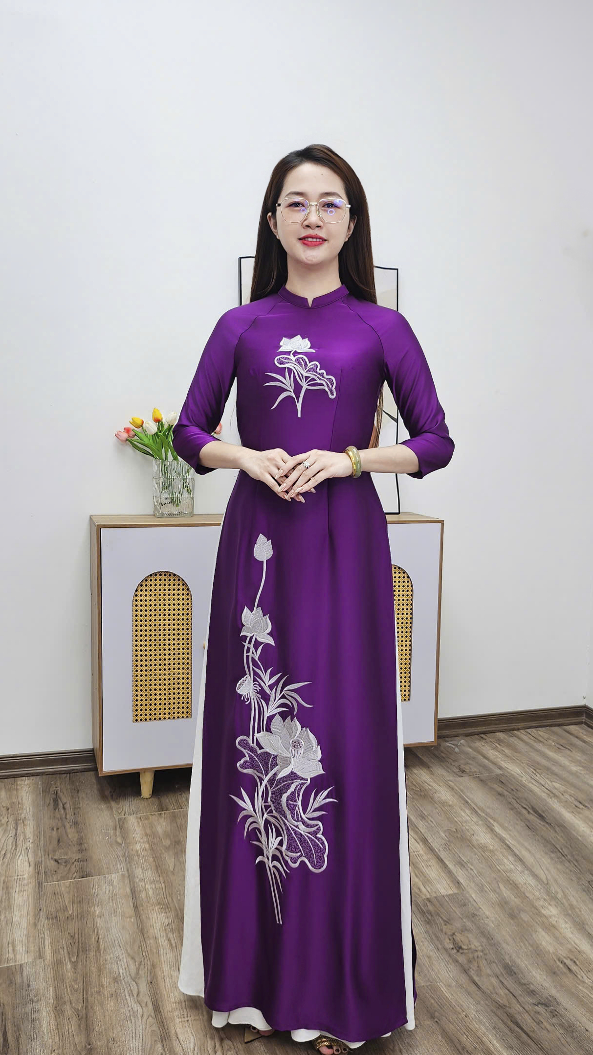 T459 áo dài cổ 2p tay lỡ lụa tô châu tím Cẩm thêu sen trắng