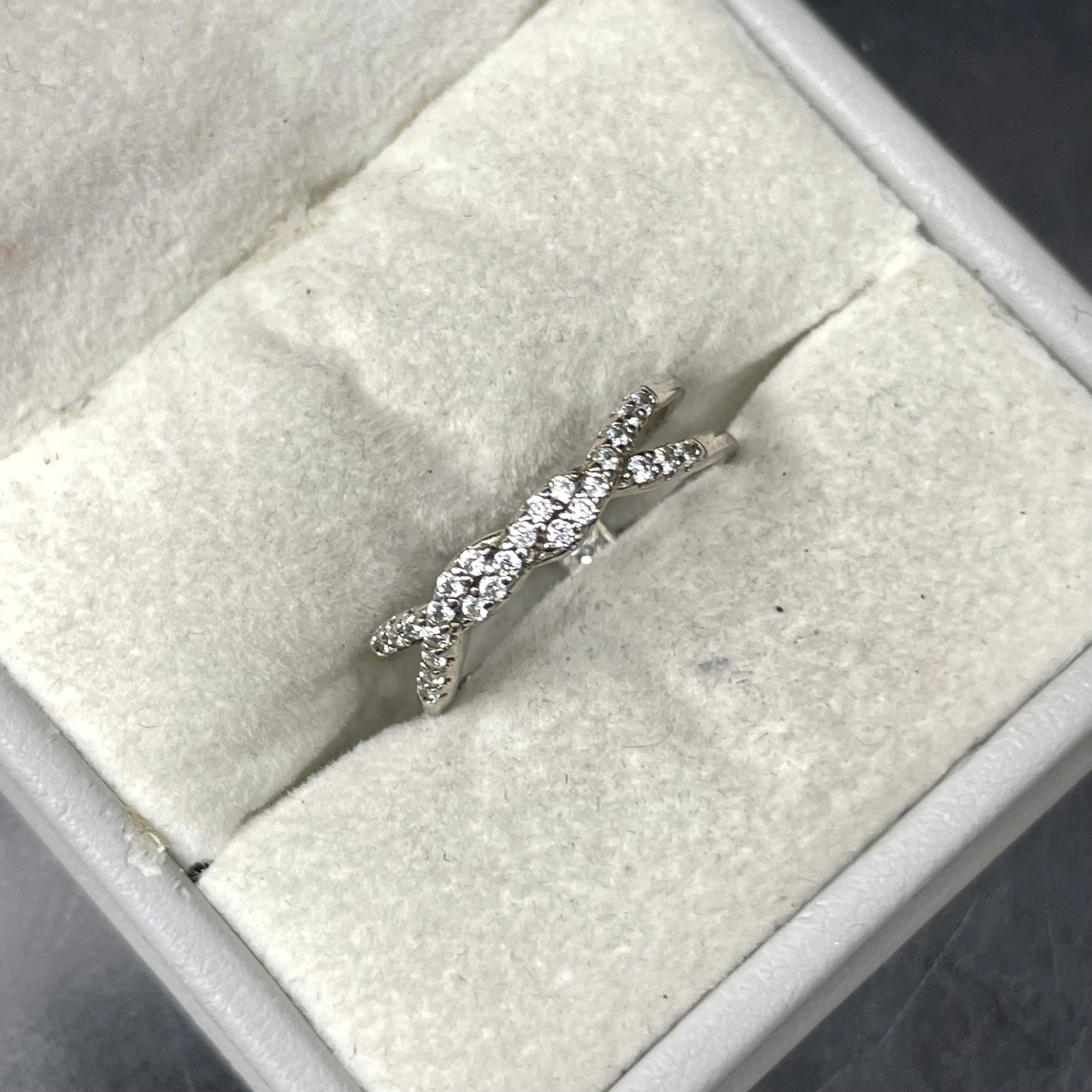 Nhẫn bạc xoắn kim cương size 7.