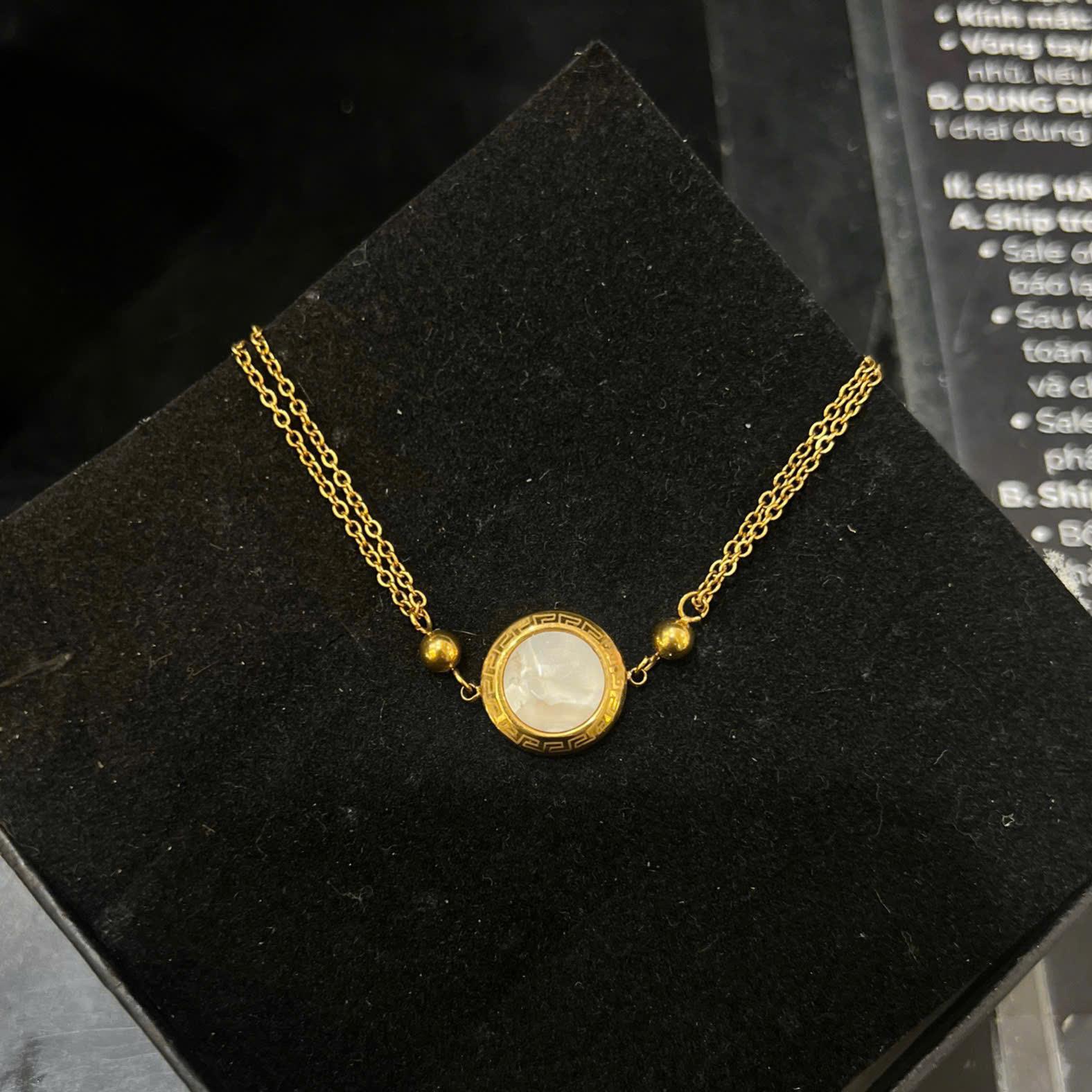 vòng tay titan vàng charm tròn xà cừ trắng_thumbnail_1