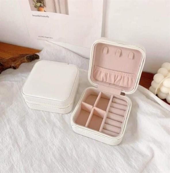 Hộp đựng khuyên da nhung.