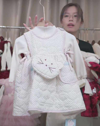 (D5) Váy phao tim màu trắng kèm túi mèo